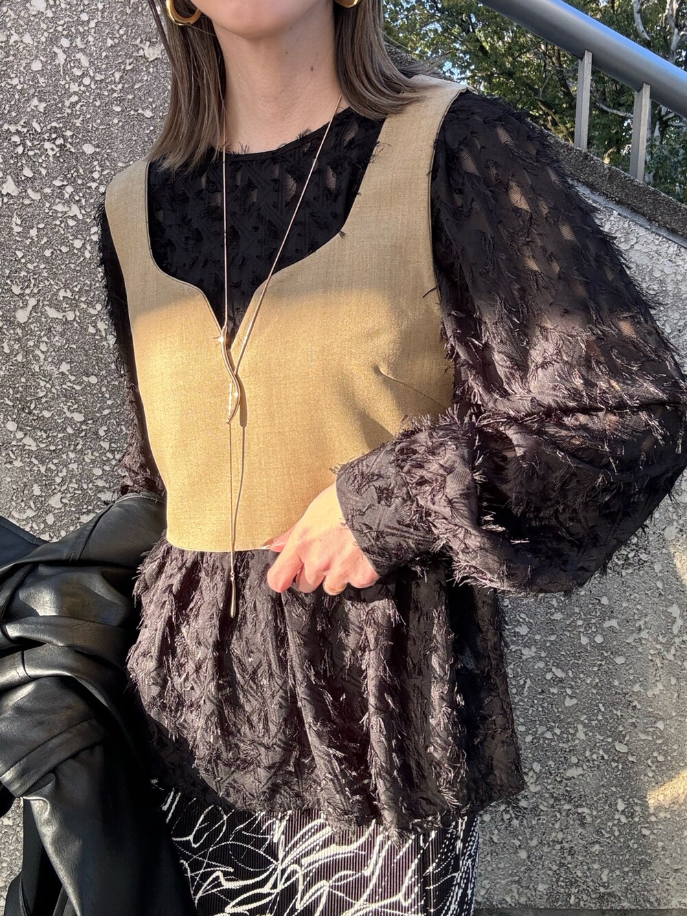 ベージュ系のキャミソール、ブラック系のシャツ/ブラウス、ブラック系のスカートを着用したレディースの春コーディネートの4枚目の写真