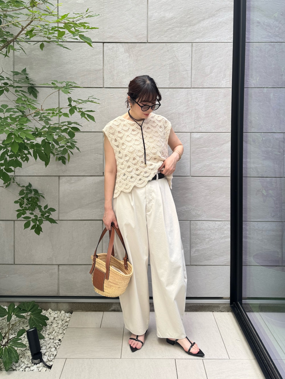 ブラック系のサンダル、ベージュ系のその他トップス、ホワイト系のチノパンツを着用したレディースの夏コーディネートの3枚目の写真