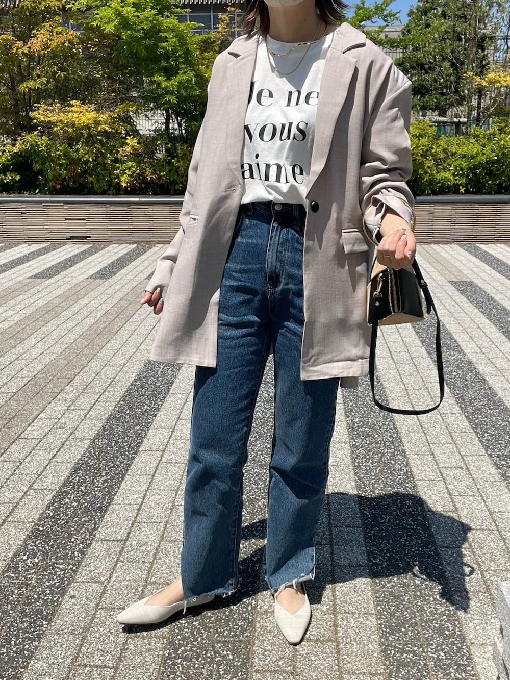 ベージュ系のその他シューズ、ホワイト系のTシャツ/カットソー、ベージュ系のテーラードジャケットを着用したレディースの春コーディネートの2枚目の写真