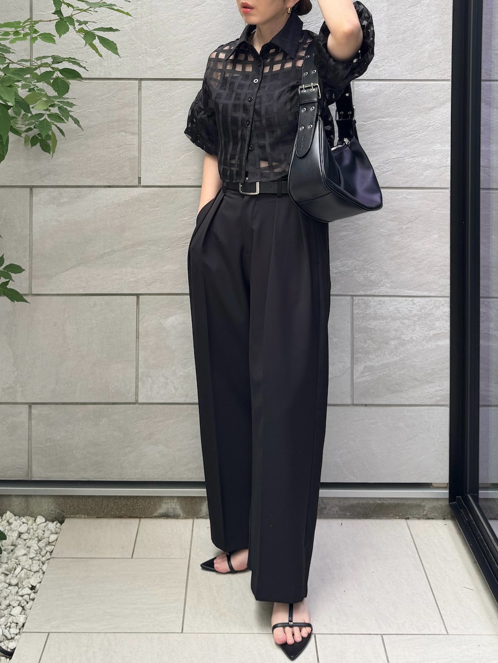 ブラック系のその他パンツ、ブラック系のハンドバッグ、ブラック系のサンダルを着用したレディースの夏コーディネートの3枚目の写真