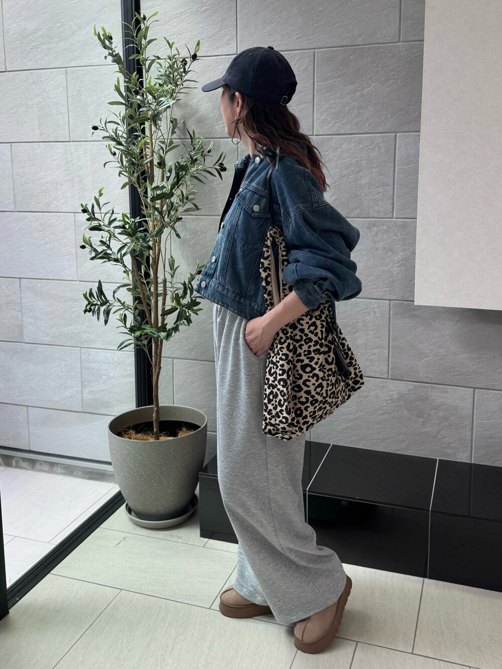 ブルー系のデニムジャケット、ブルー系のキャップを着用したレディースの秋コーディネートの3枚目の写真