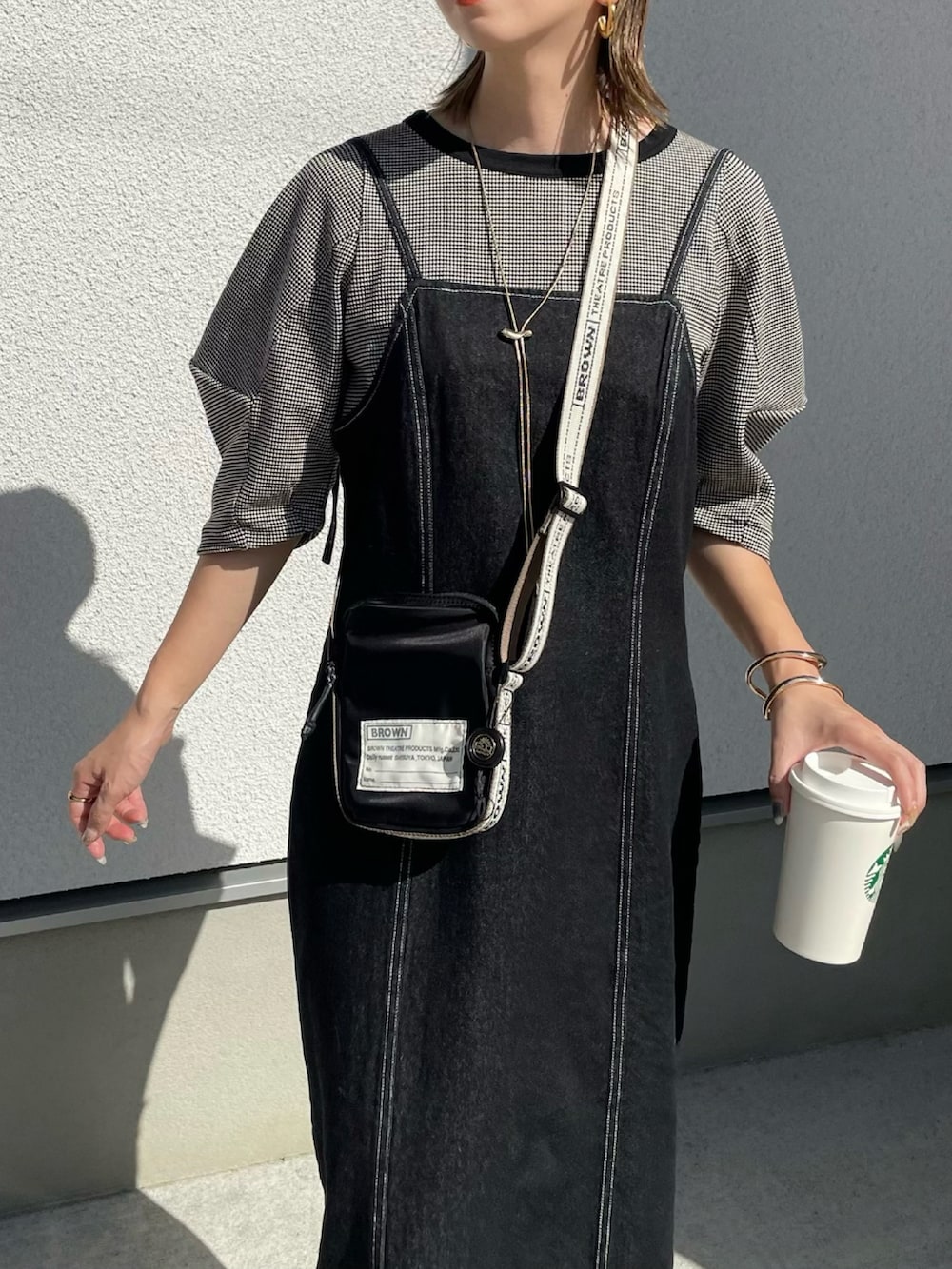 ブラック系のショルダーバッグ、ブラック系のTシャツ/カットソー、ブラック系のワンピースを着用したレディースの秋コーディネートの4枚目の写真