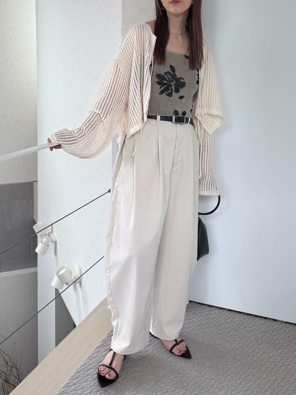 「ニットキャミソール、anuke、カーブパンツ、大人カジュアル、ワントーンコーデ、カーディガン、レースカーディガン、夏コーデ、サンダル、THE YOn、EVOL(EVOL)、夏ファッション、バルーンパンツ、ボリュームパンツ、パンツスタイル」｜「anukeのBotanical Knit Camisole（キャミソール、ホワイト系）」を使った、MISATO さん（骨格ウェーブ・レディース・161cm）の夏コーディネートの2枚目の写真