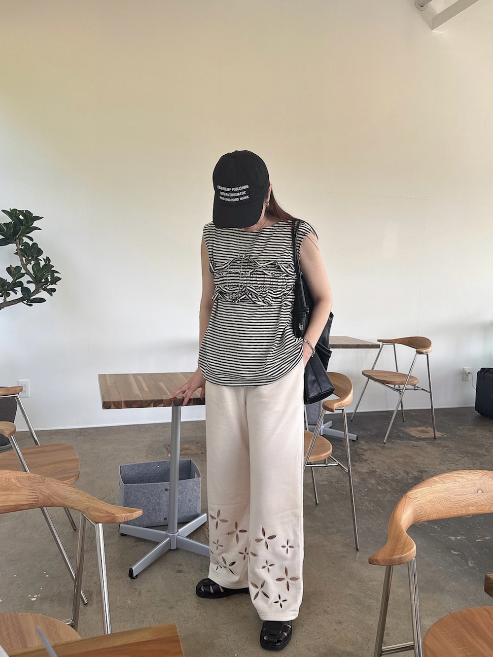 ホワイト系のスウェットパンツ、ブラック系のTシャツ/カットソー、ブラック系のショルダーバッグを着用したレディースの夏コーディネートの2枚目の写真