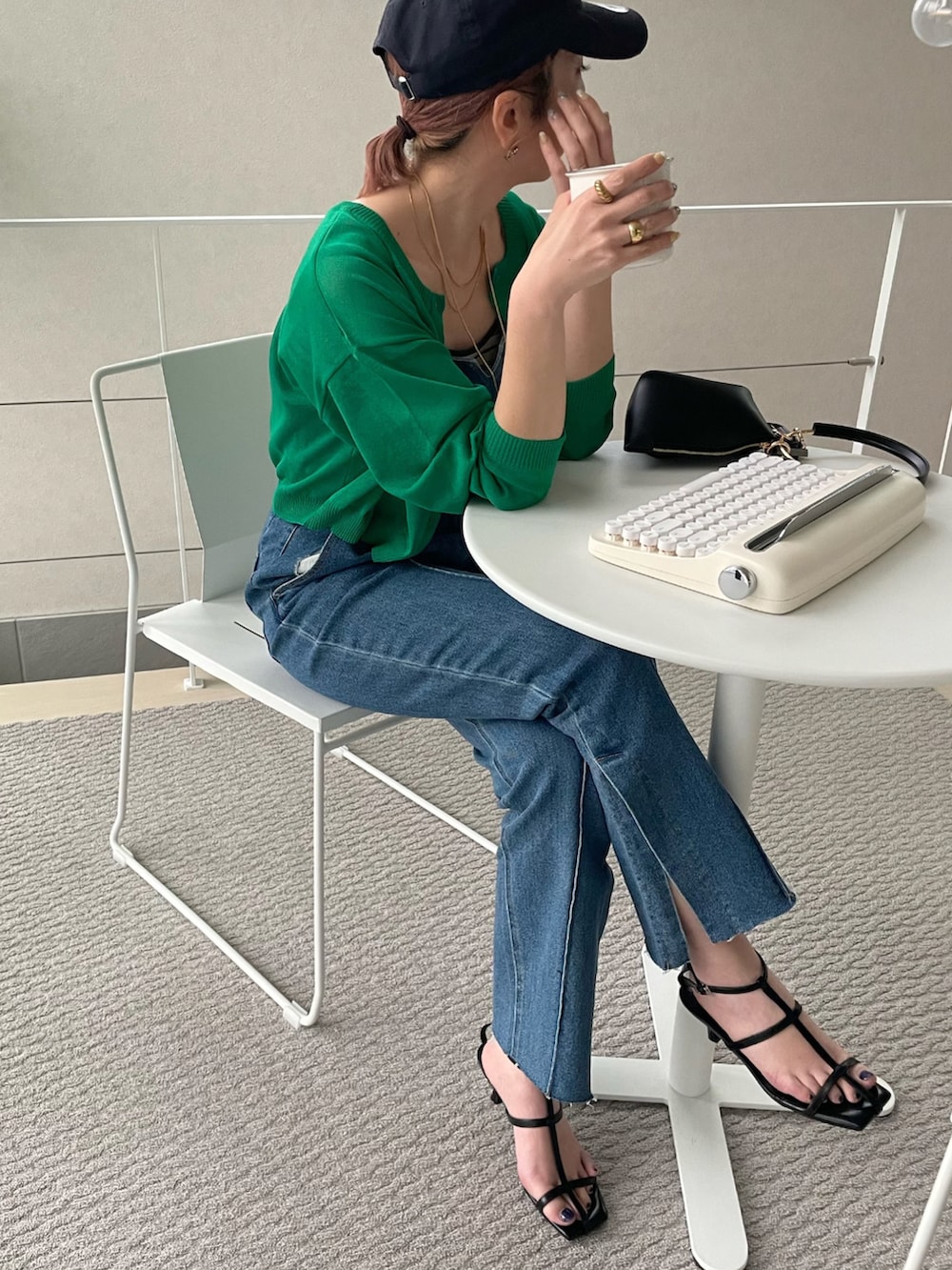 グリーン系のカーディガン/ボレロ、ブルー系のその他トップス、ブルー系のデニムパンツを着用したレディースの春コーディネートの2枚目の写真