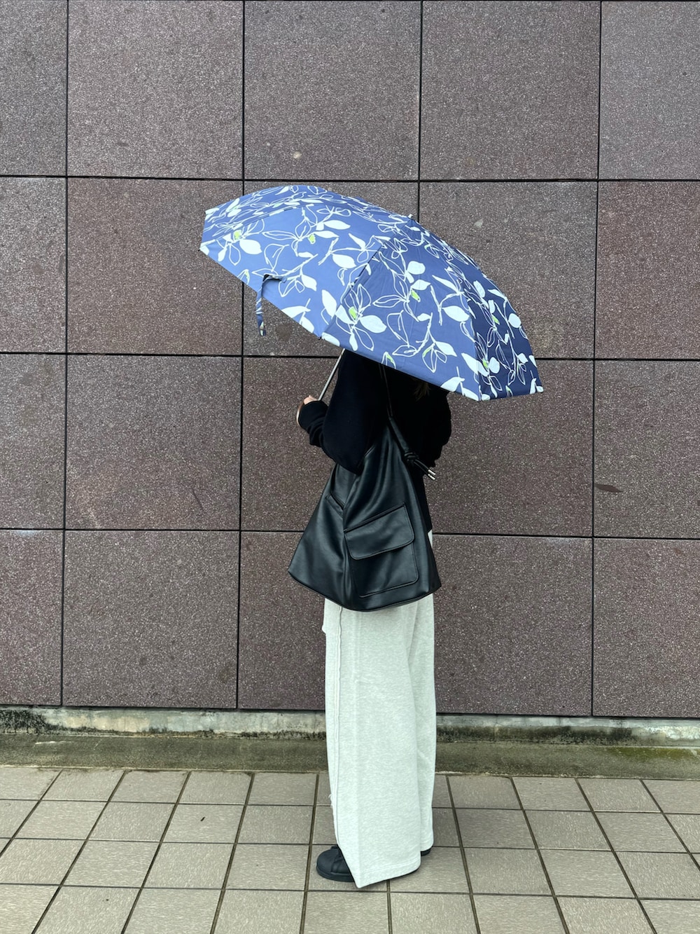 グレー系のスウェットパンツ、ブラック系のカーディガン/ボレロ、ブラック系のショルダーバッグを着用したレディースの春コーディネートの4枚目の写真