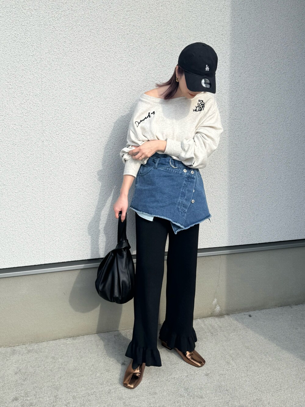 ホワイト系のスウェット、ブラック系のその他パンツ、ゴールド系のパンプスを着用したレディースの春コーディネートの2枚目の写真