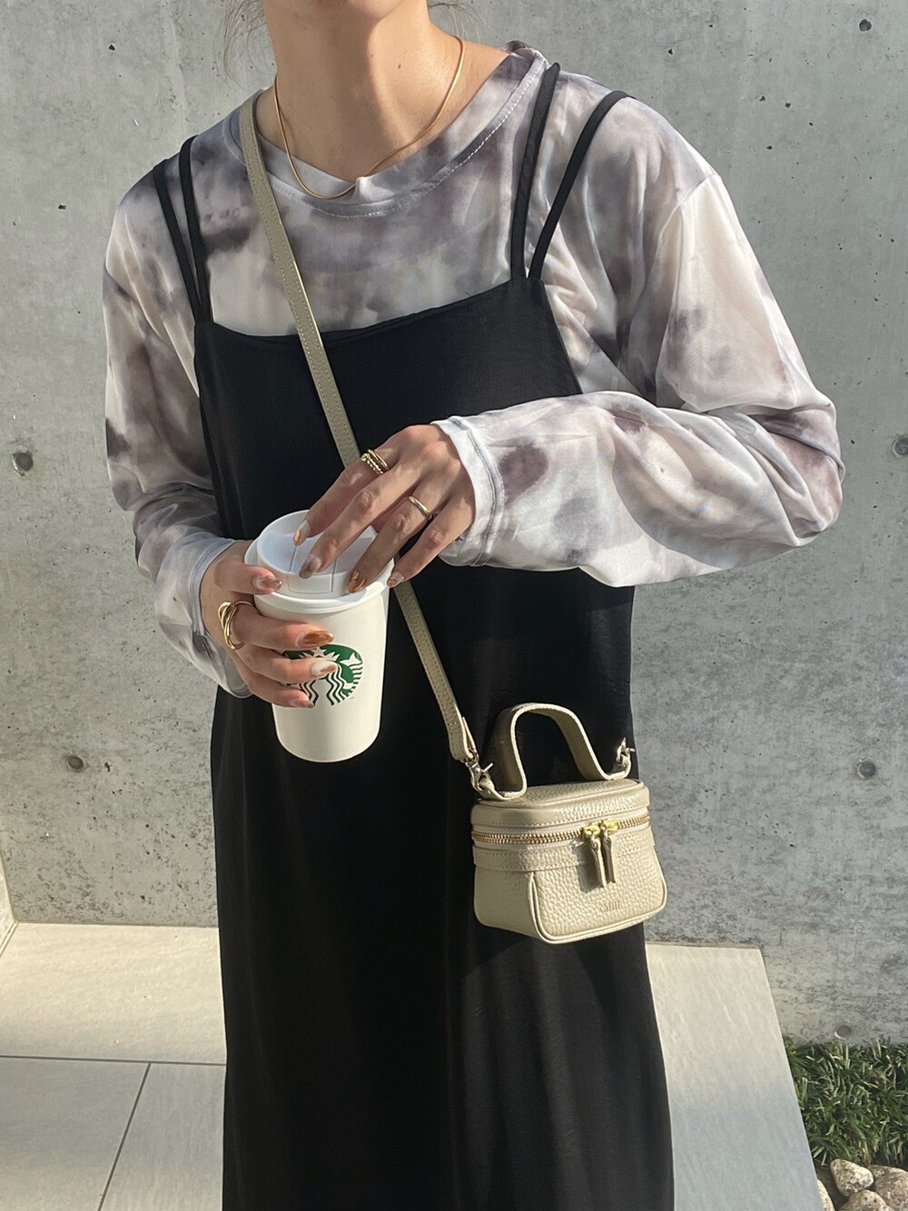 グレー系のその他トップス、ブラック系のワンピース、ブラック系のスニーカーを着用したレディースの夏コーディネートの3枚目の写真