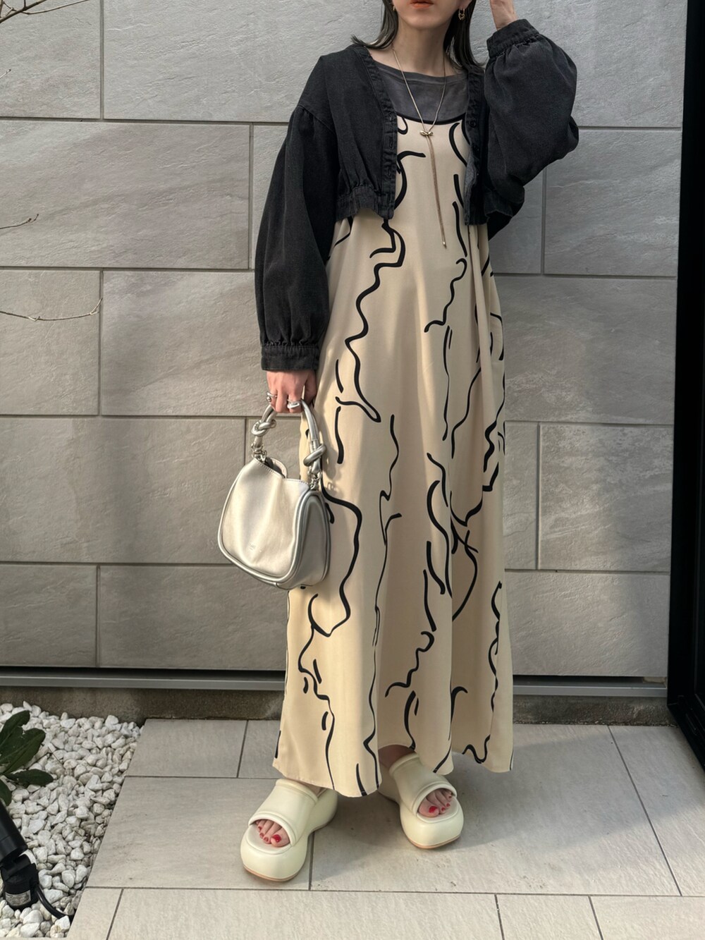 ホワイト系のワンピース、シルバー系のショルダーバッグ、グレー系のTシャツ/カットソーを着用したレディースの春コーディネートの4枚目の写真