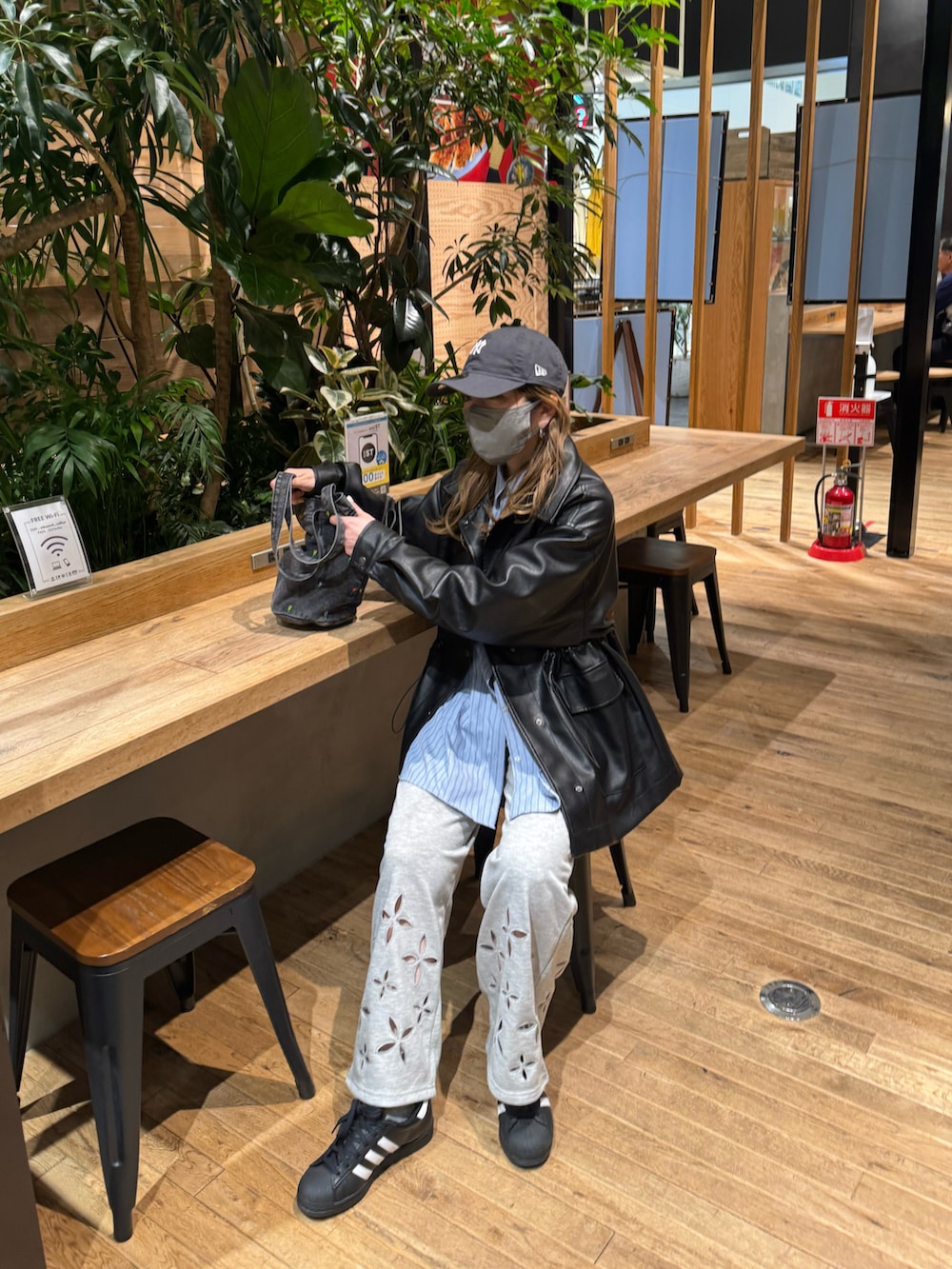 ブルー系のシャツ/ブラウス、グレー系のスウェットパンツ、ブラック系のスニーカーを着用したレディースの春コーディネートの5枚目の写真