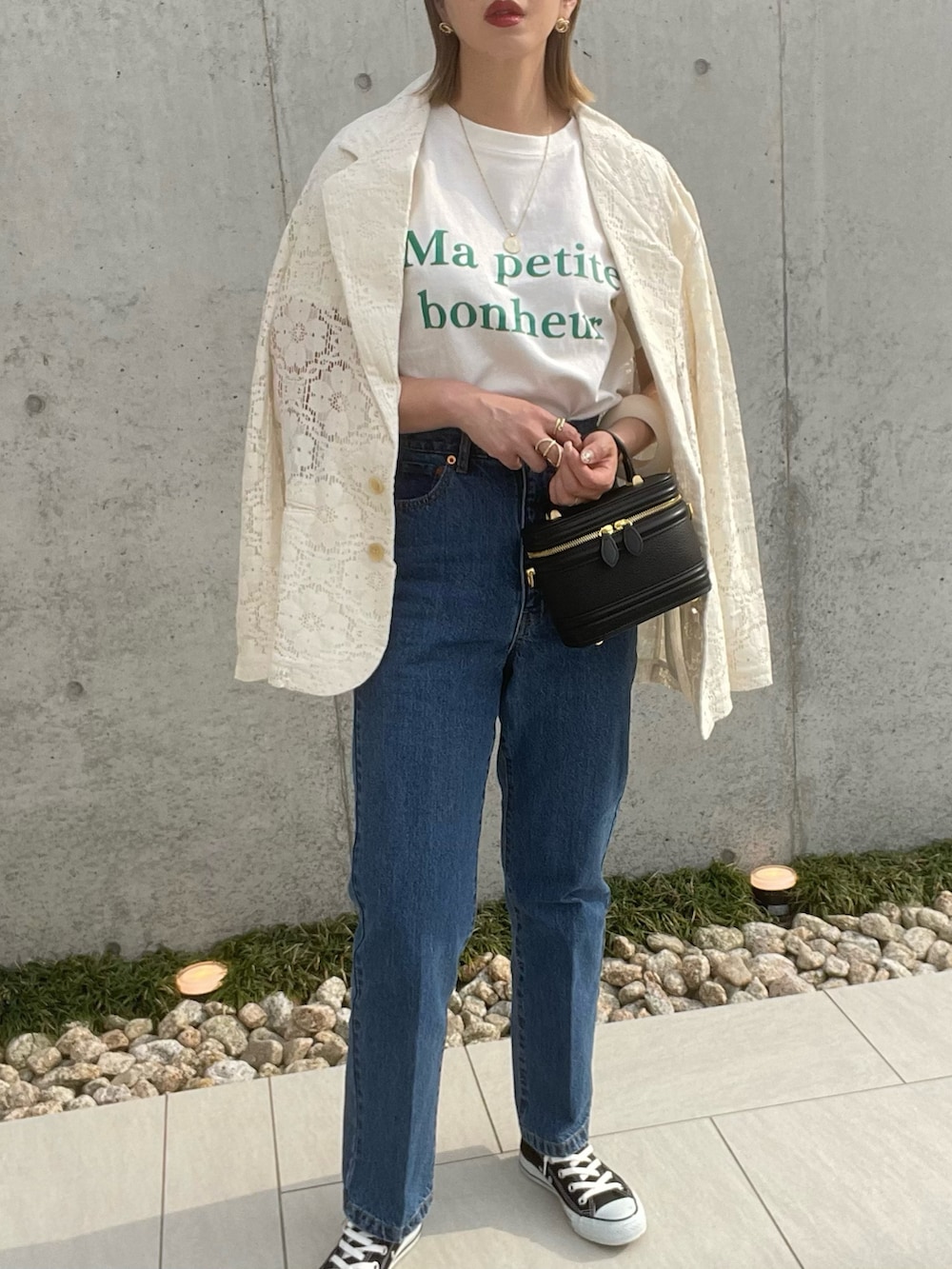 ホワイト系のTシャツ/カットソー、ホワイト系のテーラードジャケット、ブルー系のデニムパンツを着用したレディースの春コーディネートの2枚目の写真