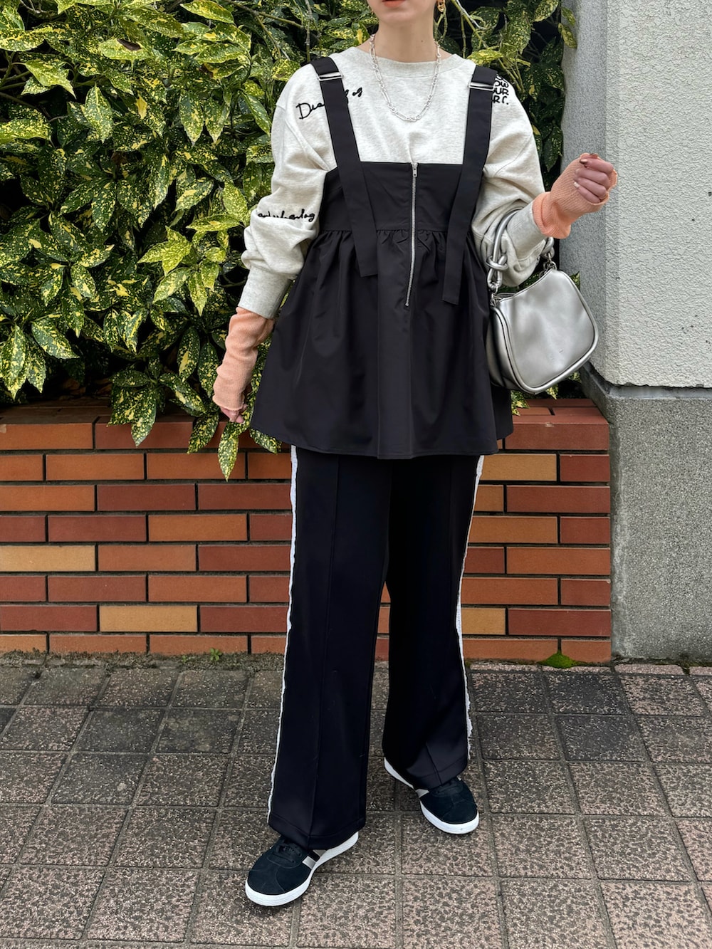 ブラック系のその他トップス、ホワイト系のスウェット、シルバー系のショルダーバッグを着用したレディースの春コーディネートの3枚目の写真