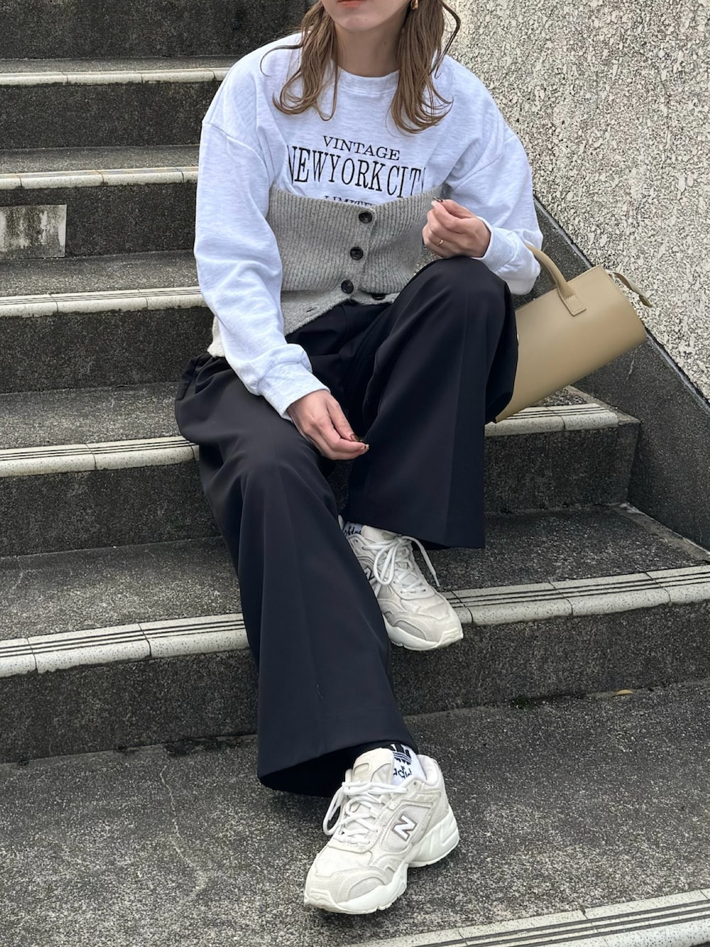 「最近のいい感じコーデ、ロゴスウェット、ビスチェ、レイヤードスタイル、スラックス、パンツスタイル、キャップ、秋コーデ、スニーカー、lawgy、capricieuxlemage、大人カジュアル、New Balance、スウェット、マルチウェイ」｜「lawgyのmultiway bustier neck warmer / マルチウェイビスチェネックウォーマー（ベスト、ベージュ系）」を使った、MISATO さん（レディース・161cm）の秋コーディネートの4枚目の写真