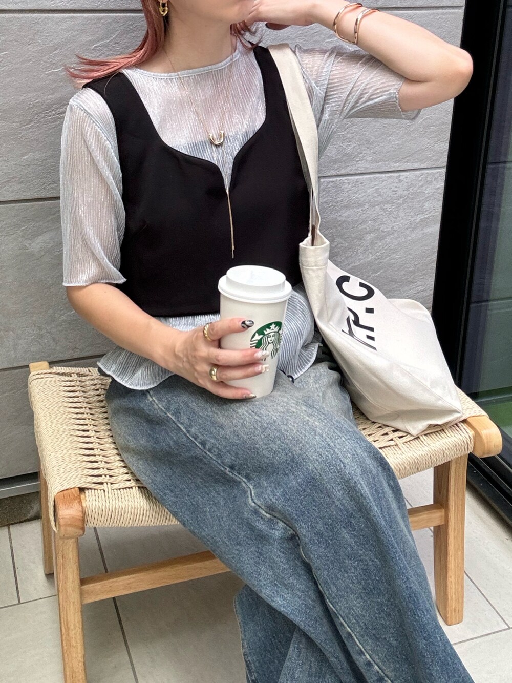 ブラック系のキャミソール、シルバー系のサンダル、ブルー系のデニムパンツを着用したレディースの夏コーディネートの5枚目の写真