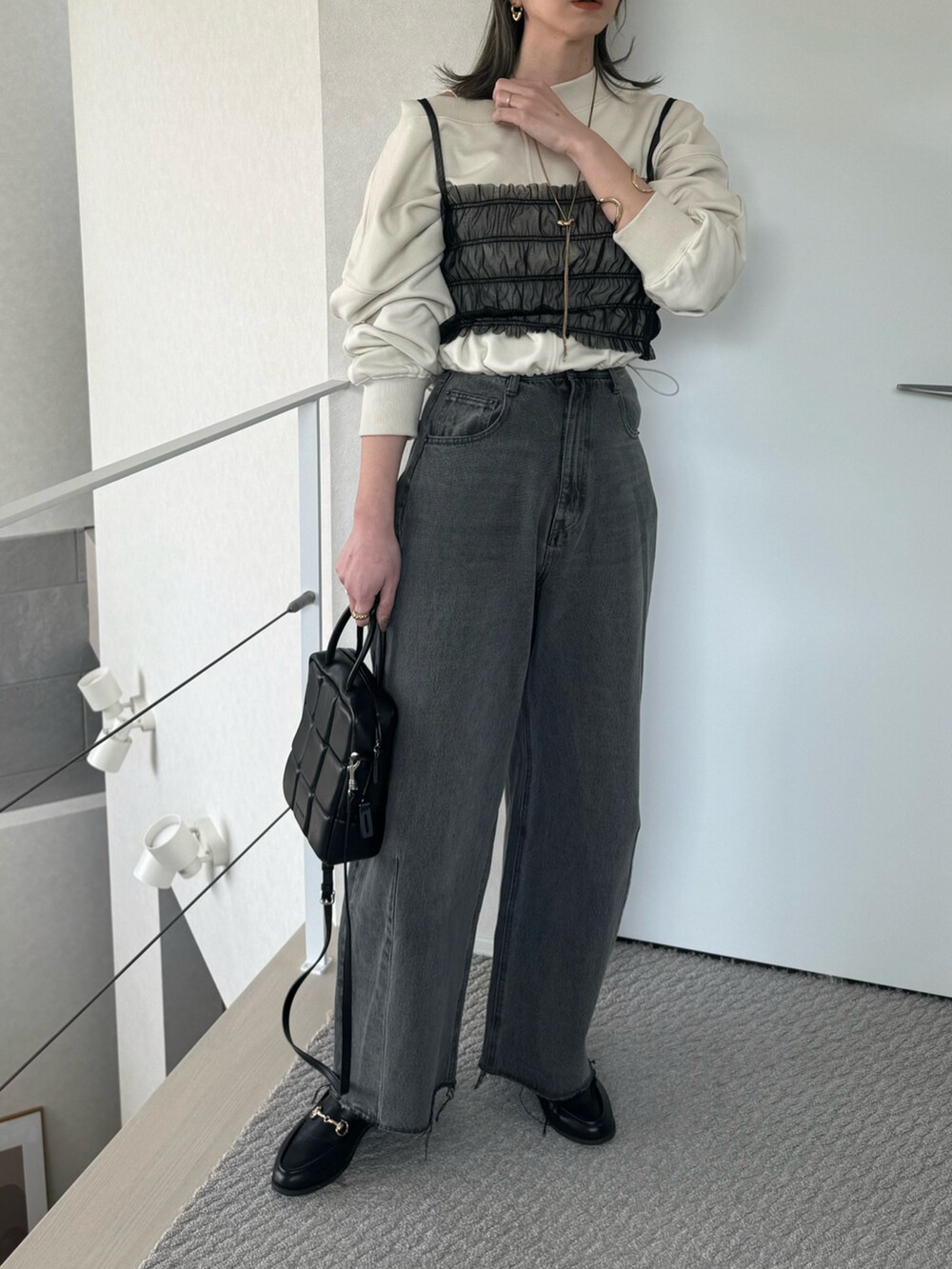 ブラック系のTシャツ/カットソー、ホワイト系のスウェット、ブラック系のショルダーバッグを着用したレディースの春コーディネートの3枚目の写真