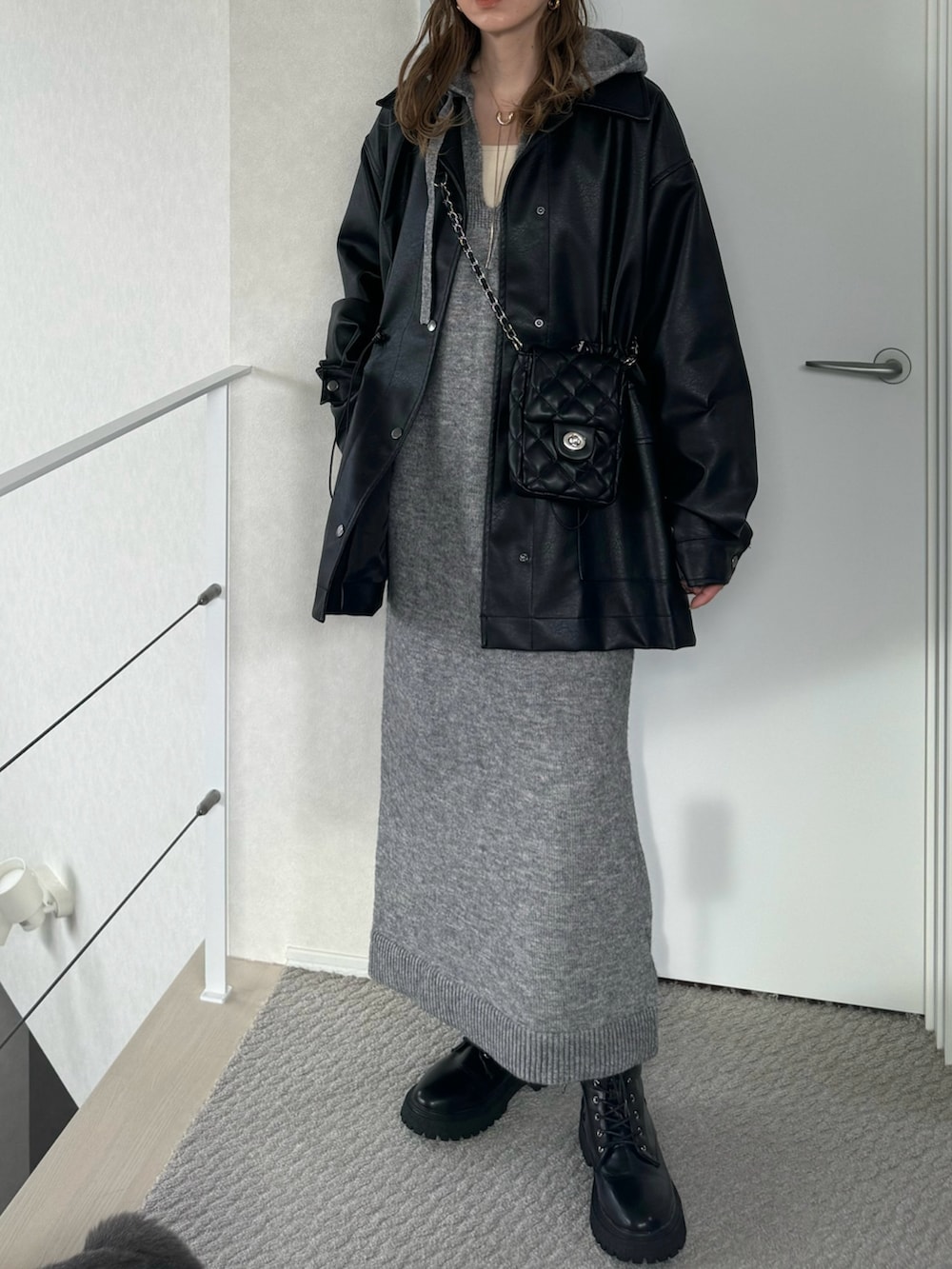 ブラック系のその他アウター、グレー系のワンピース/ドレス、ブラック系のショルダーバッグを着用したレディースの春コーディネートの2枚目の写真