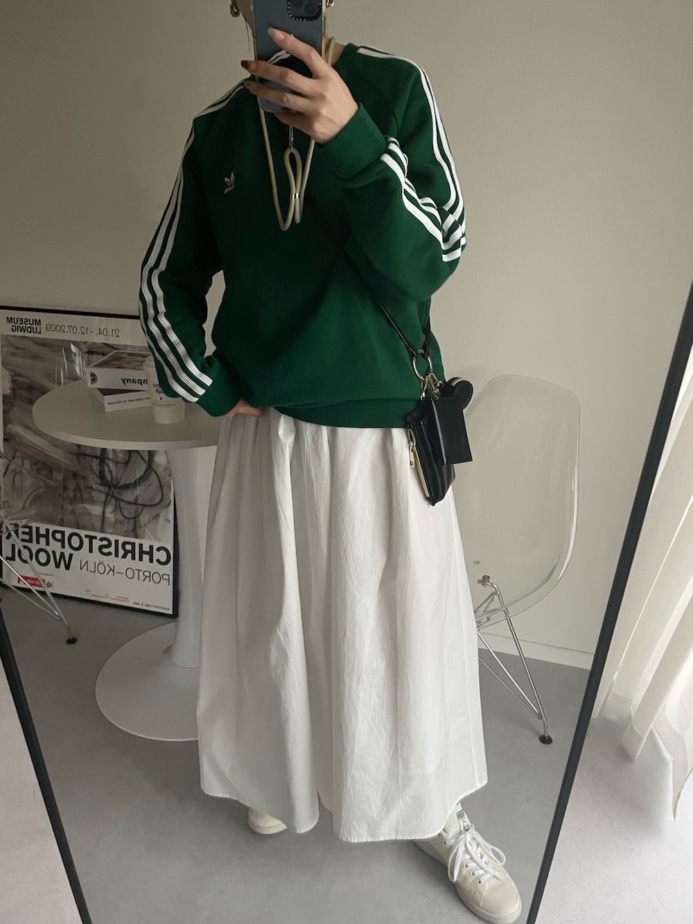 ホワイト系のワンピース、グリーン系のスウェット、ホワイト系のスニーカーを着用したレディースの春コーディネートの3枚目の写真