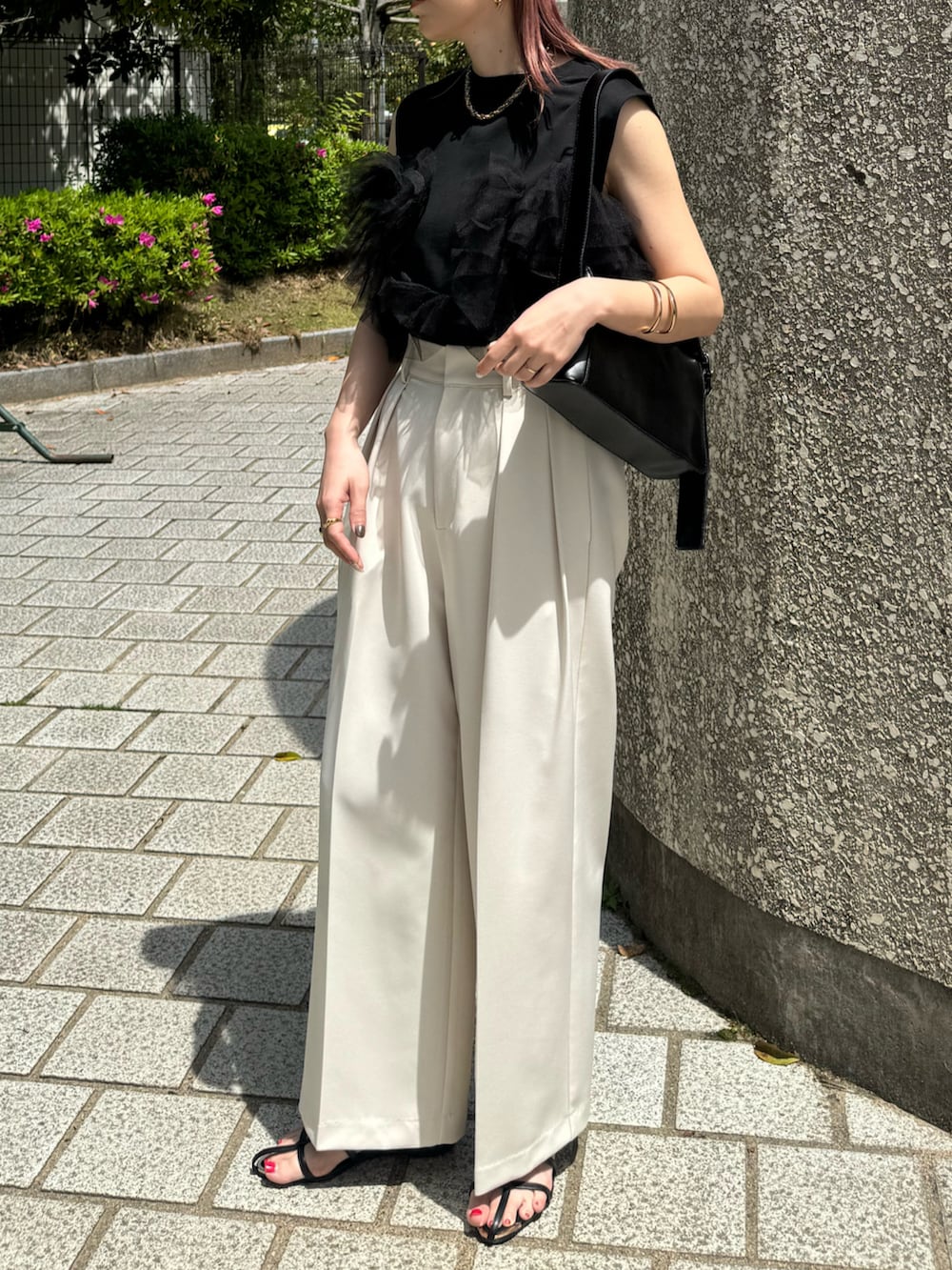 ブラック系のタンクトップ、ホワイト系のその他パンツ、ブラック系のサンダルを着用したレディースの春コーディネートの3枚目の写真