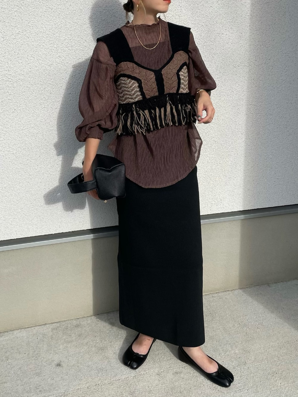 ブラウン系のシャツ/ブラウス、ブラック系のスカート、ブラック系のパンプスを着用したレディースの夏コーディネートの3枚目の写真