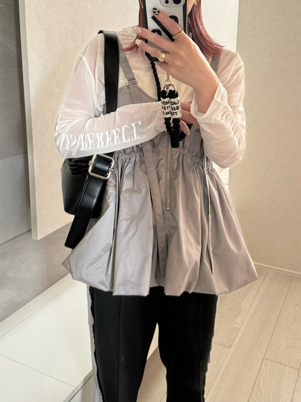 グレー系のその他トップス、ホワイト系のTシャツ/カットソー、ブラック系のその他パンツを着用したレディースの春コーディネートの3枚目の写真