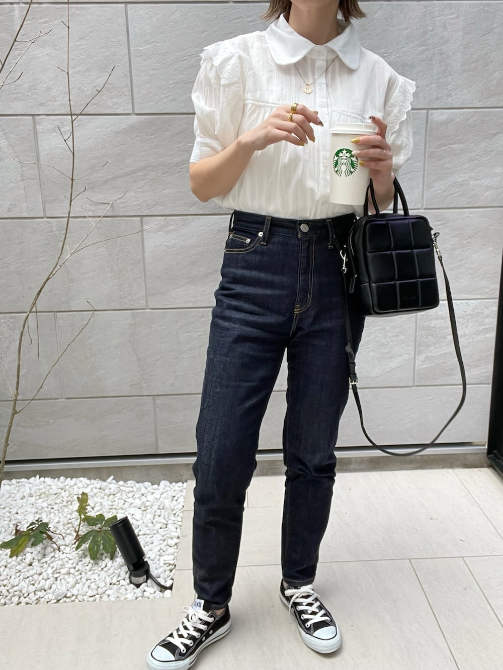ホワイト系のシャツ/ブラウス、ブラック系のショルダーバッグ、ブラック系のスニーカーを着用したレディースの春コーディネートの3枚目の写真