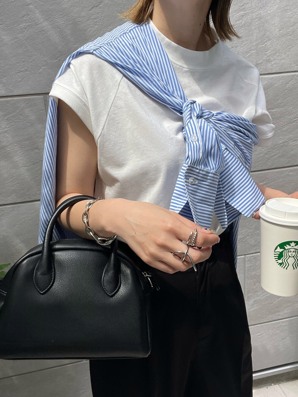 ブラック系のその他パンツ、ブラック系のサンダル、ブラック系のボストンバッグを着用したレディースの春コーディネートの5枚目の写真