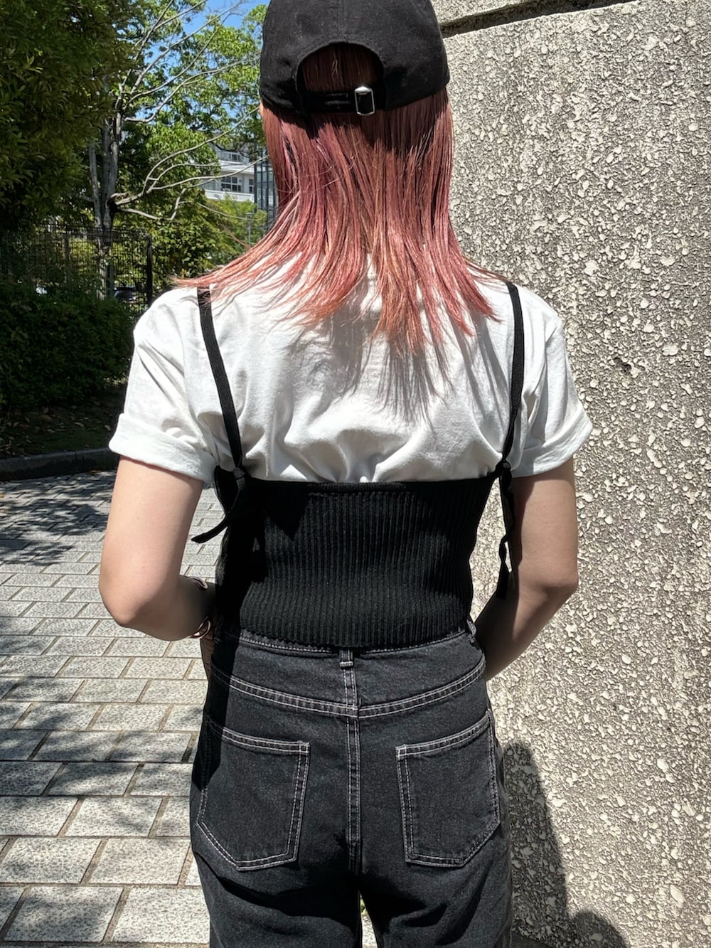 ホワイト系のTシャツ/カットソー、ブラック系のデニムパンツ、シルバー系のトートバッグを着用したレディースの春コーディネートの5枚目の写真