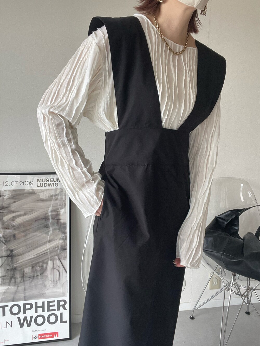 ホワイト系のTシャツ/カットソー、ブラック系のスカート、ブラック系のブーツを着用したレディースの春コーディネートの2枚目の写真