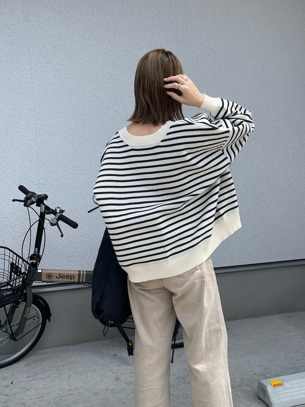 その他のカーディガン/ボレロ、ベージュ系のデニムパンツ、ホワイト系のキャミソールを着用したレディースの秋コーディネートの4枚目の写真