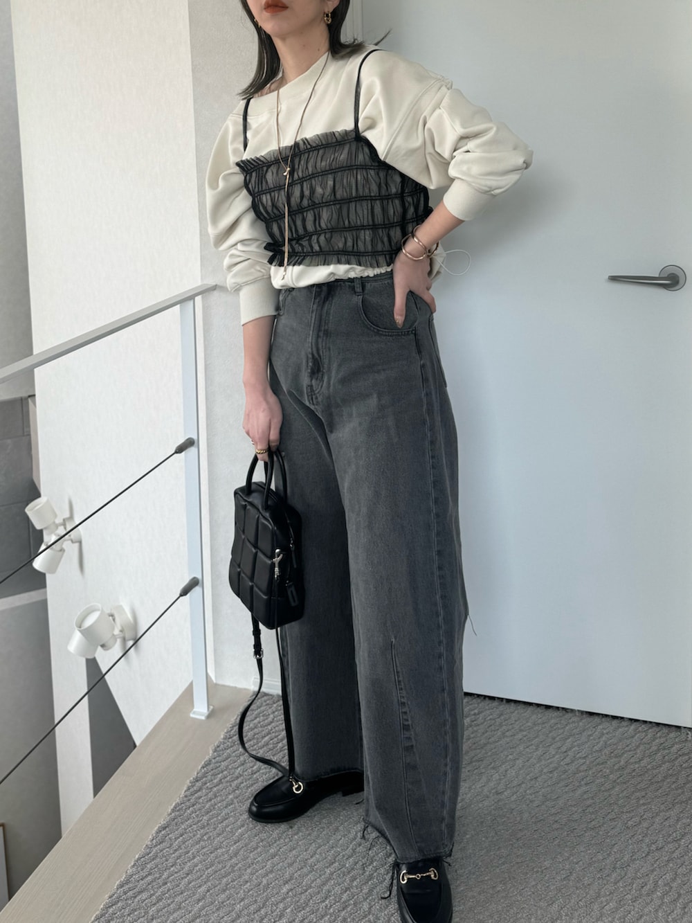 ブラック系のTシャツ/カットソー、ホワイト系のスウェット、ブラック系のショルダーバッグを着用したレディースの春コーディネートの2枚目の写真