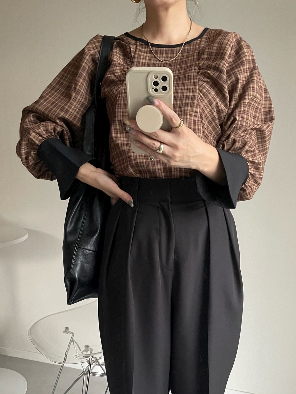 ホワイト系のベスト、ベージュ系のシャツ/ブラウス、ブラック系のその他パンツを着用したレディースの秋コーディネートの3枚目の写真