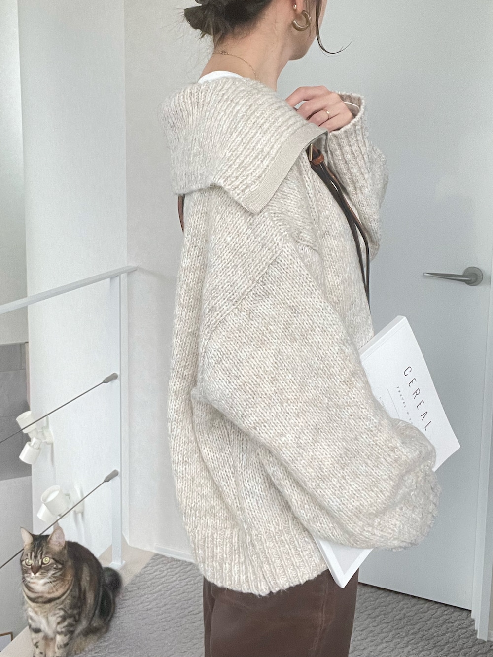 ホワイト系のニット/セーター、イエロー系のショルダーバッグ、ホワイト系のTシャツ/カットソーを着用したレディースの秋コーディネートの4枚目の写真