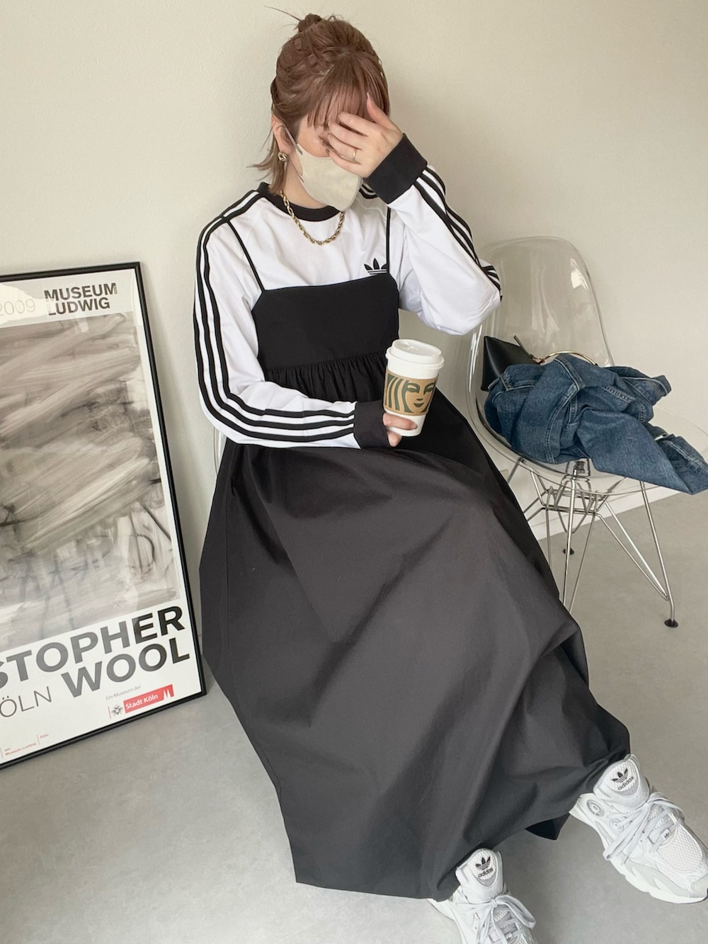 ブラック系のワンピース、ホワイト系のTシャツ/カットソー、グレー系のスニーカーを着用したレディースの春コーディネートの3枚目の写真