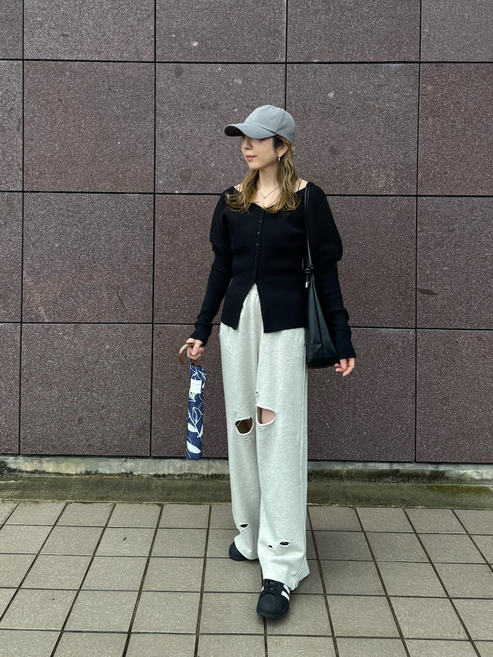 グレー系のスウェットパンツ、ブラック系のカーディガン/ボレロ、ブラック系のショルダーバッグを着用したレディースの春コーディネートの5枚目の写真