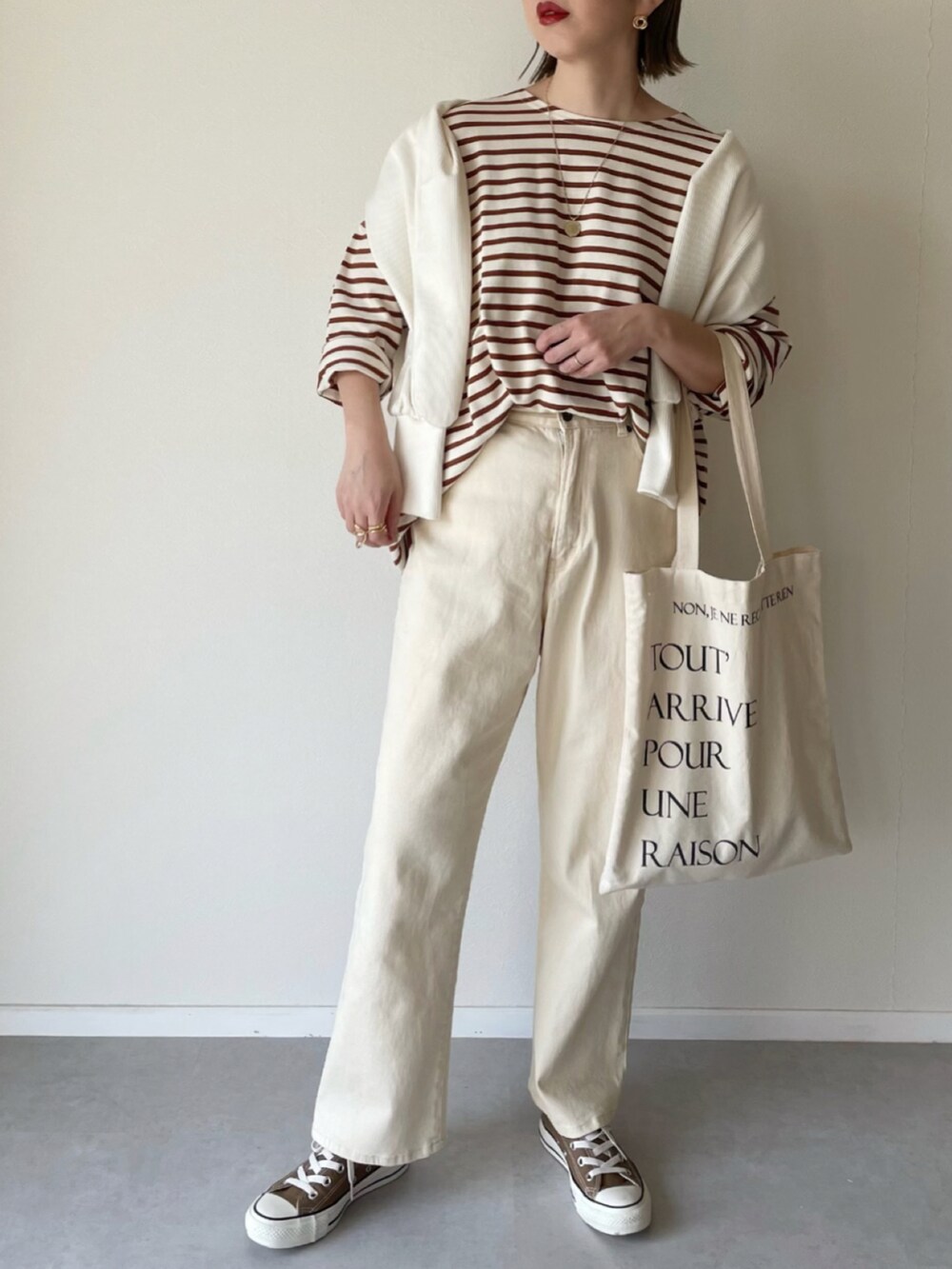 ベージュ系のTシャツ/カットソー、ホワイト系のデニムパンツを着用したレディースの春コーディネートの2枚目の写真