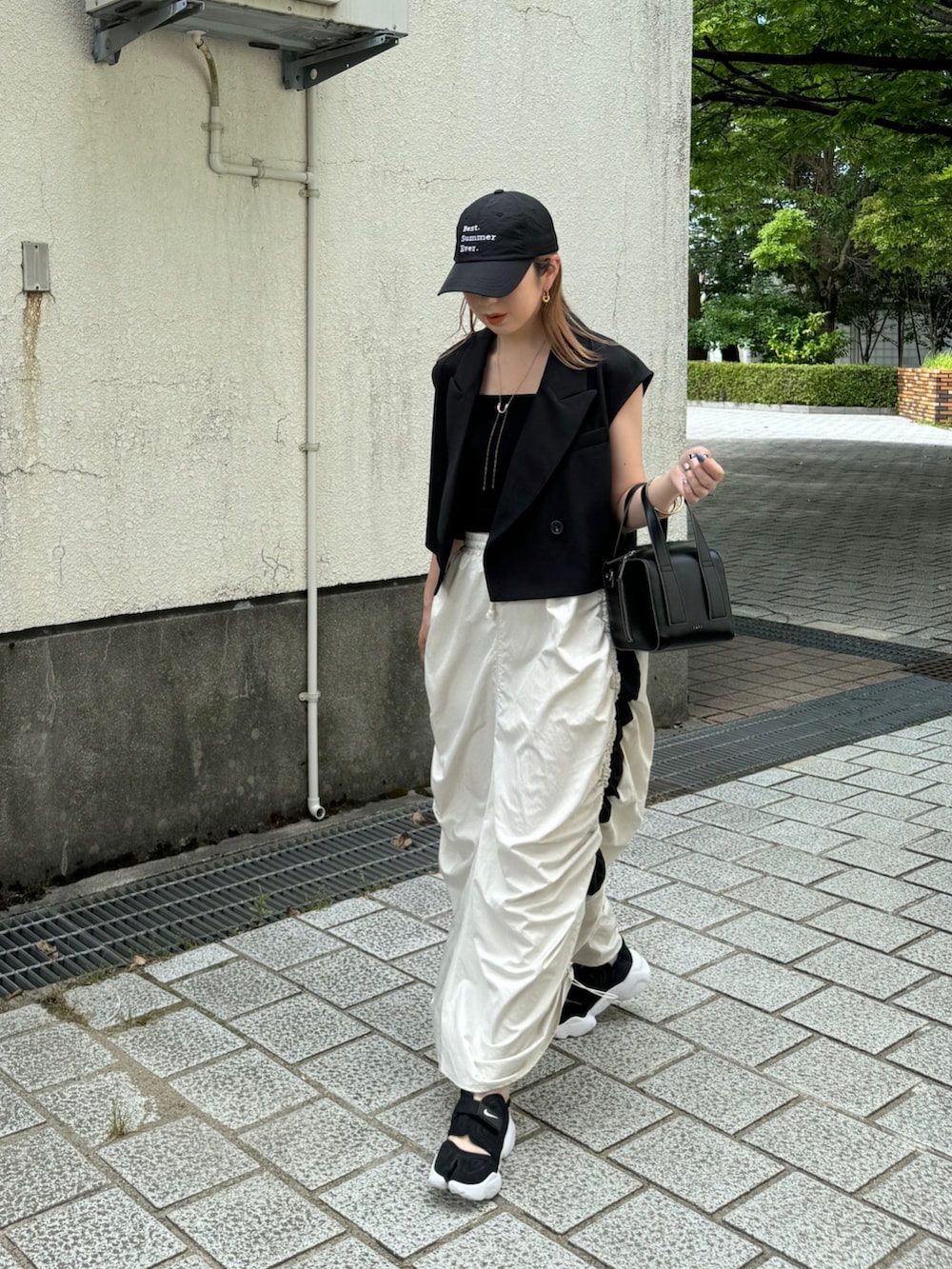 「ラインスカート、スポーツミックス、夏コーデ、大人カジュアル、モノトーンコーデ、y/m×misato、capricieuxlemage、NIKE、アクアリフト、キャップ、ドロストスカート、サイドライン、テーラードベスト、着回しコーデ、ナイロンスカート」｜「CAPRICIEUX LE'MAGEのテーラードベスト（ベスト、ブラック系）」を使った、MISATO さん（レディース・161cm）の夏コーディネートの5枚目の写真