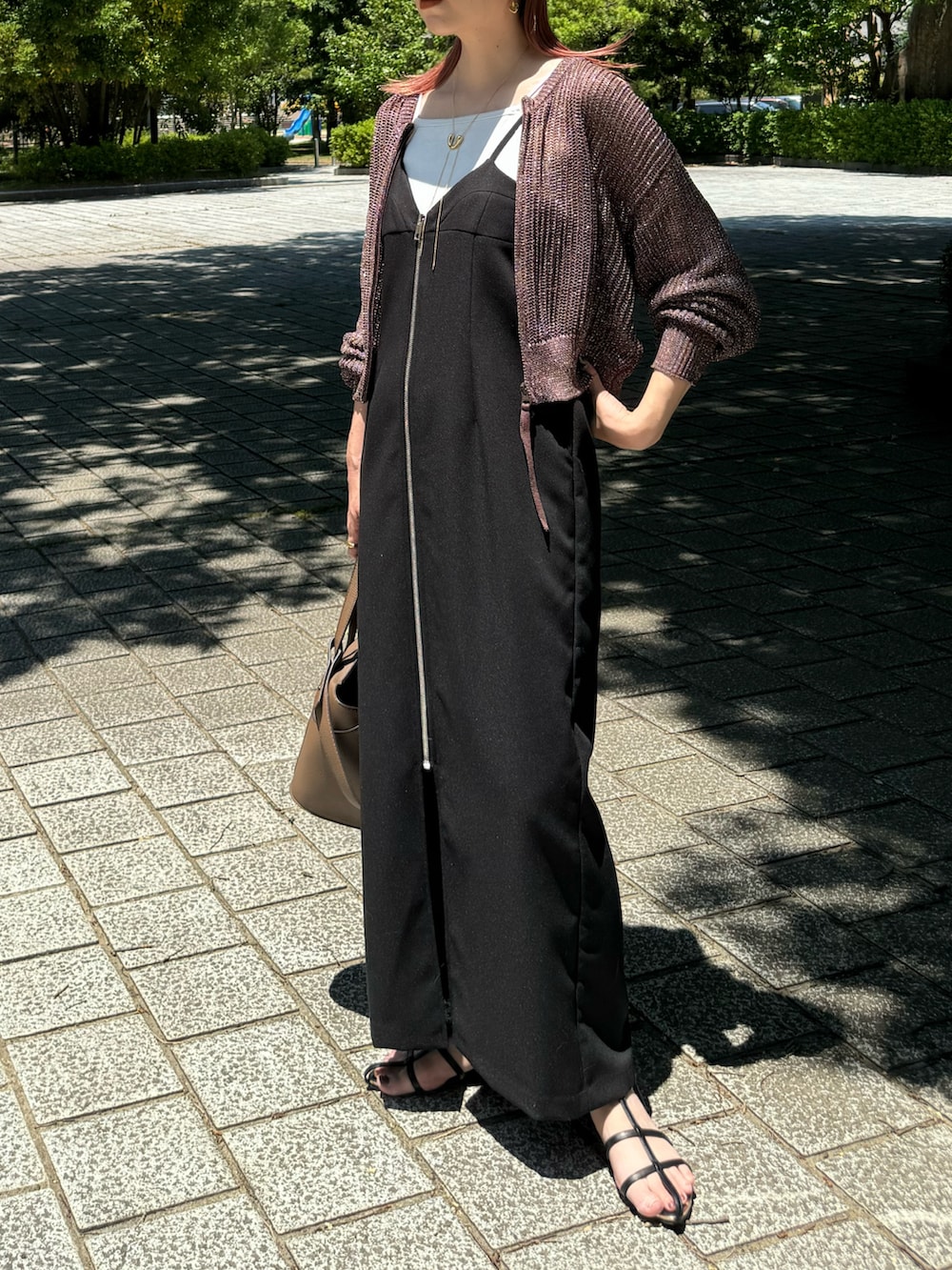 ブラウン系のカーディガン/ボレロ、ブラック系のワンピース、ブラック系のサンダルを着用したレディースの夏コーディネートの2枚目の写真