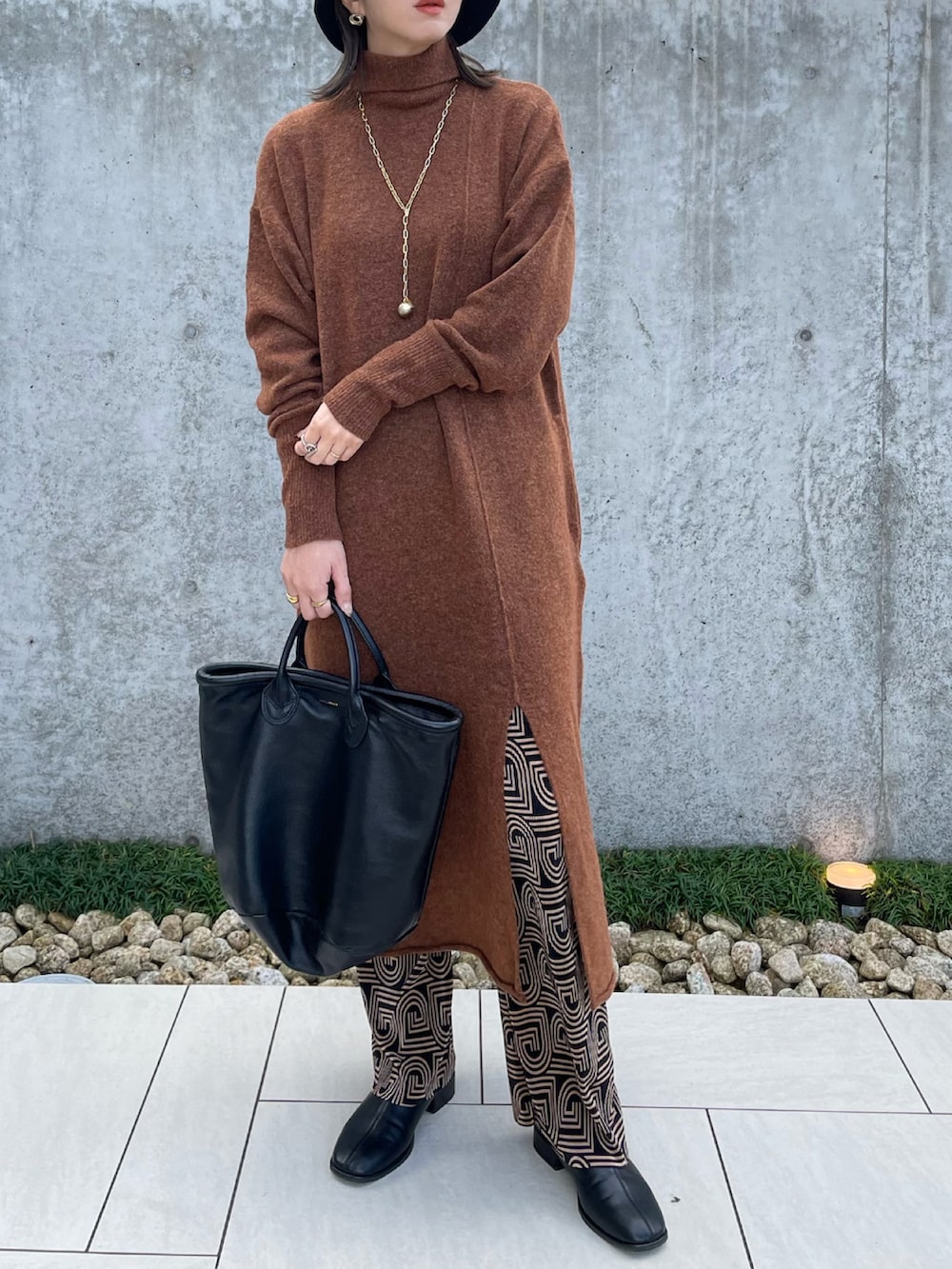 ブラウン系のワンピース、ブラック系のトートバッグ、ブラック系のその他シューズを着用したレディースの秋コーディネートの2枚目の写真