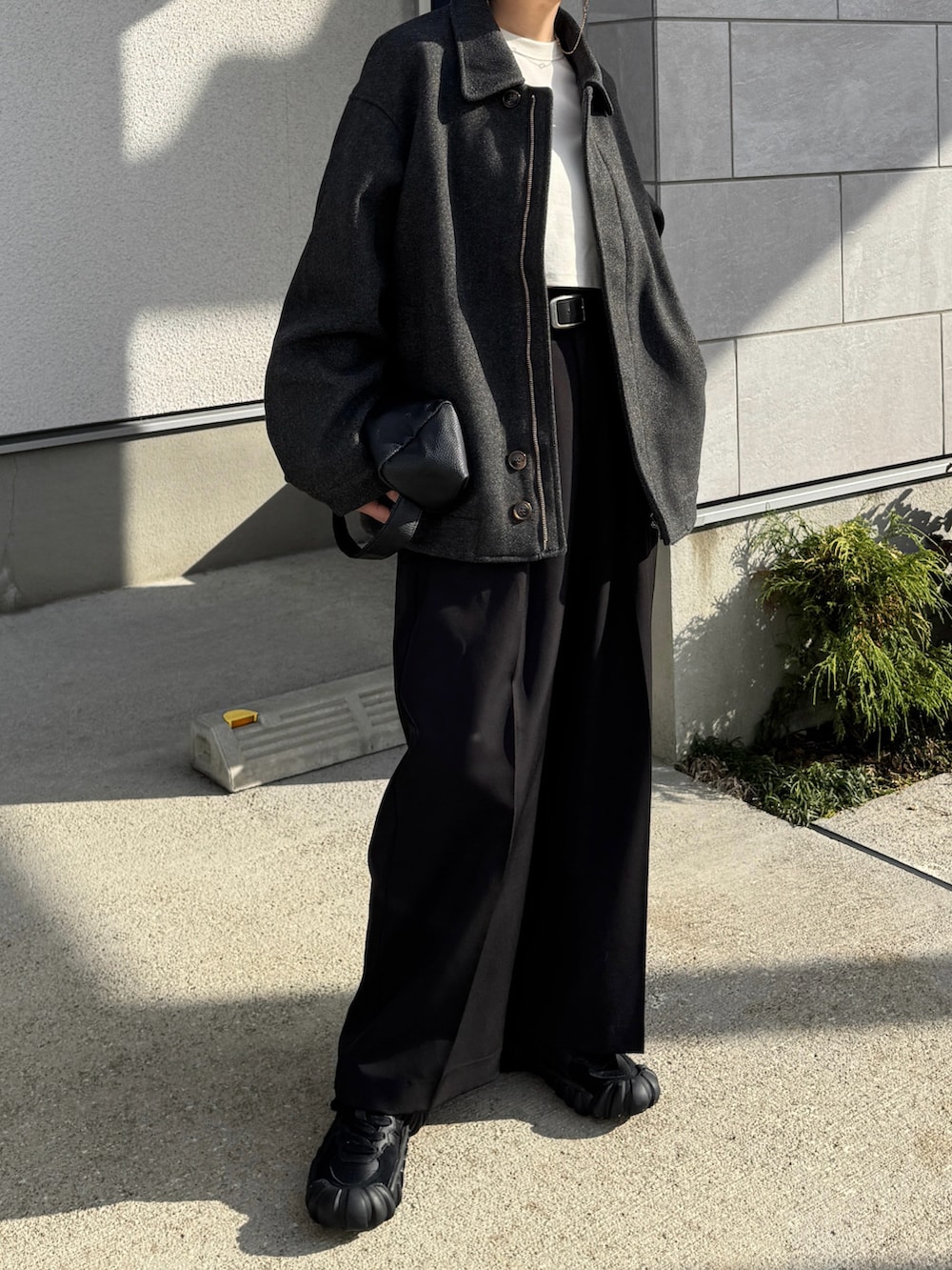 グレー系のその他アウター、ホワイト系のTシャツ/カットソー、ブラック系のその他パンツを着用したレディースの秋コーディネートの3枚目の写真