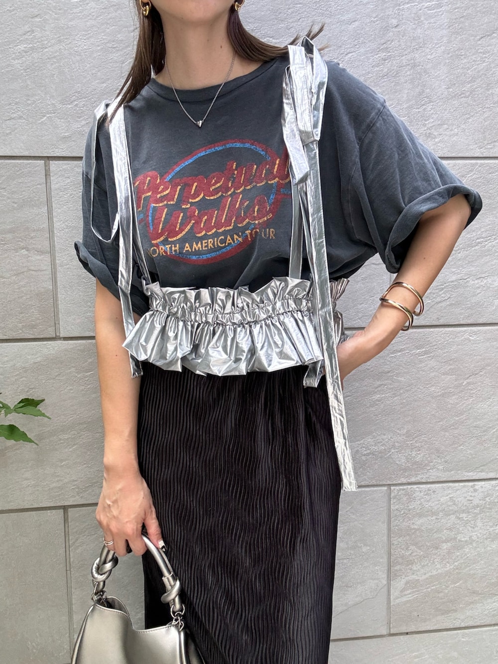 ブラック系のスカート、ブラック系のスニーカー、グレー系のTシャツ/カットソーを着用したレディースの夏コーディネートの5枚目の写真