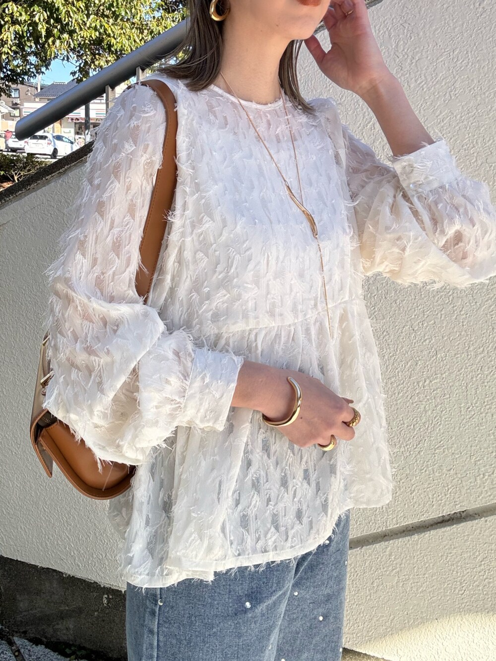 ホワイト系のシャツ/ブラウス、ブルー系のデニムパンツ、ベージュ系のショルダーバッグを着用したレディースの春コーディネートの5枚目の写真