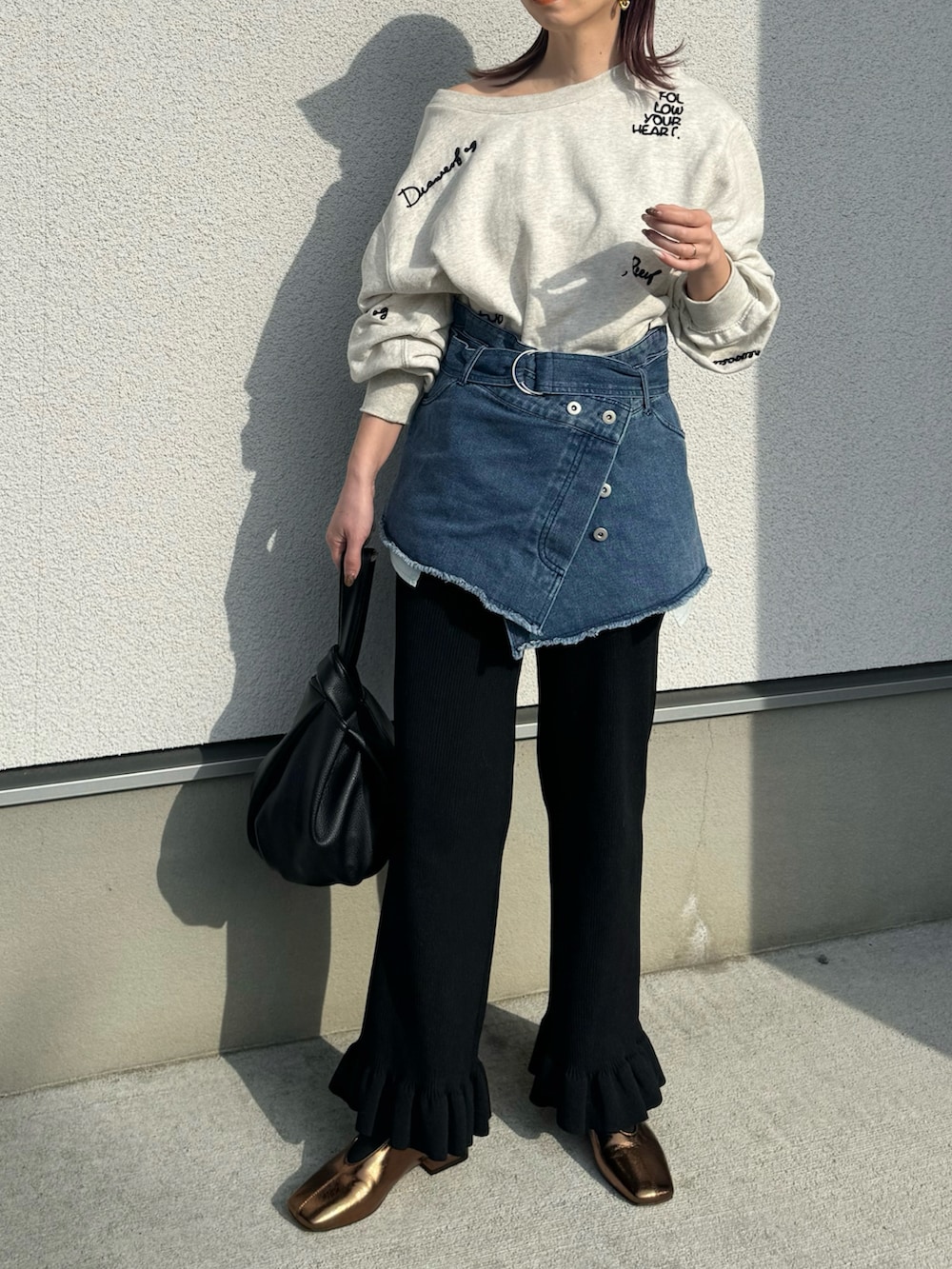 ホワイト系のスウェット、ブラック系のその他パンツ、ゴールド系のパンプスを着用したレディースの春コーディネートの3枚目の写真