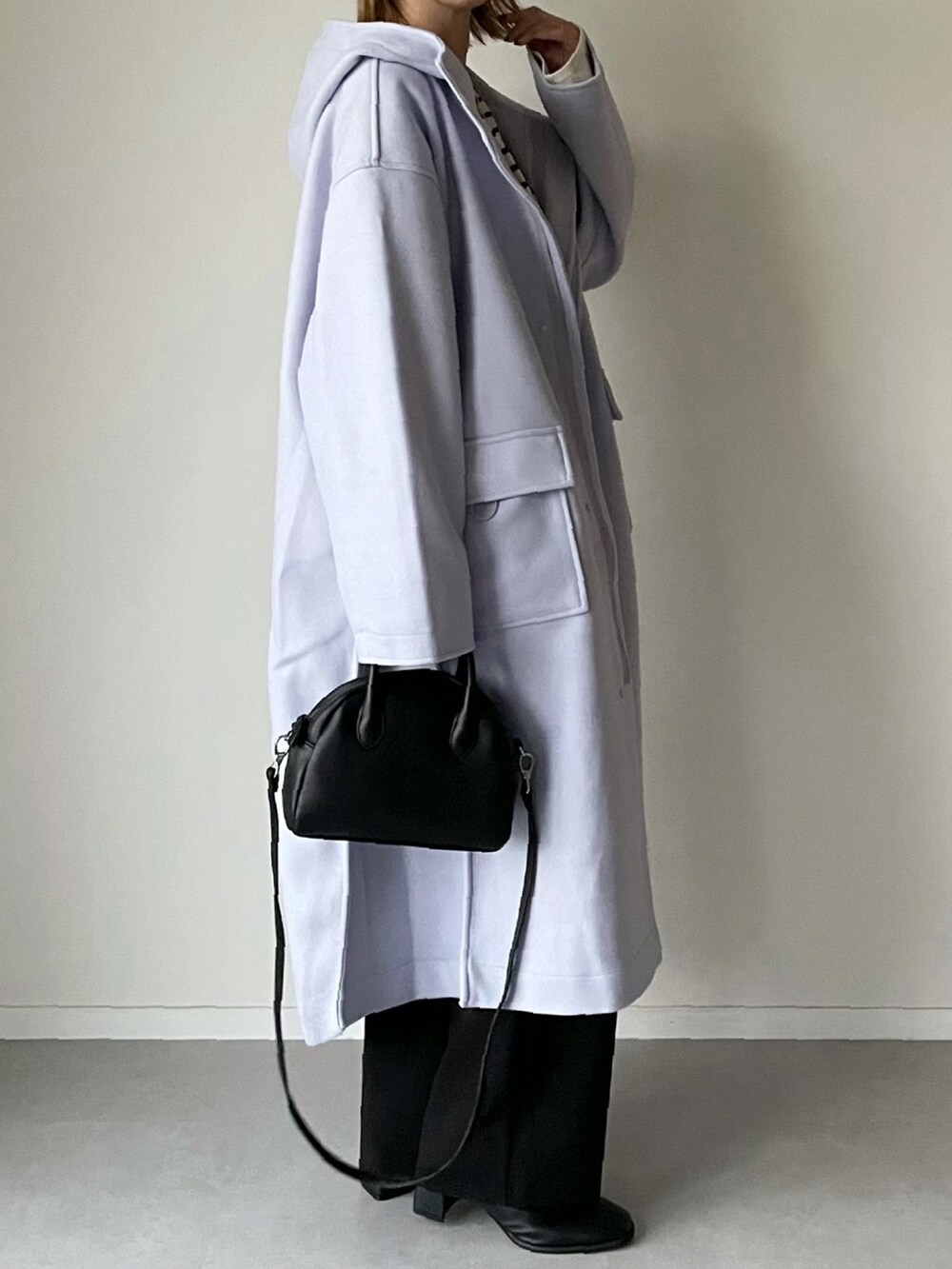 パープル系のその他アウター、ホワイト系のTシャツ/カットソー、ブラック系のボストンバッグを着用したレディースの冬コーディネートの3枚目の写真