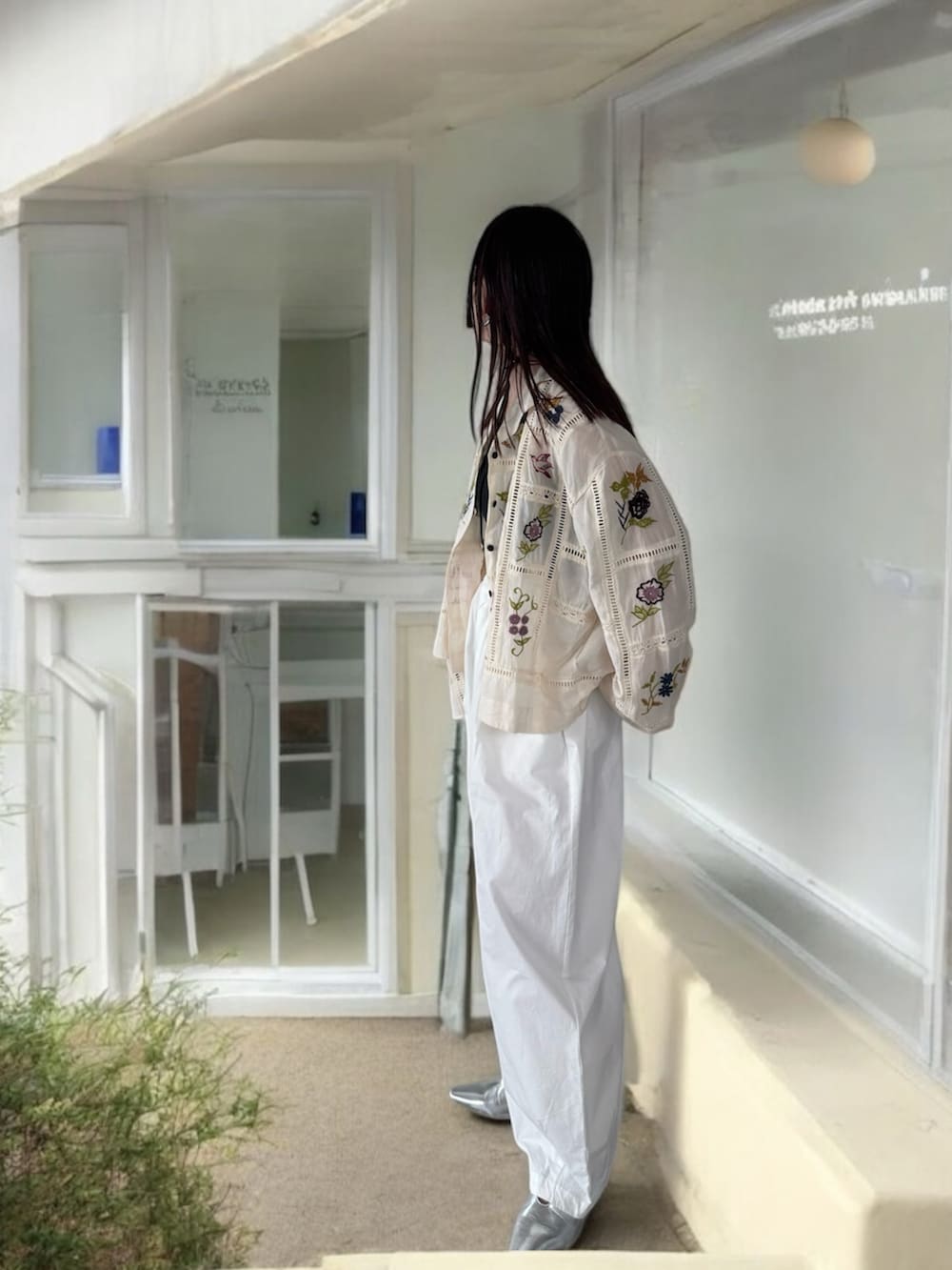 ブラック系のハンドバッグ、ホワイト系のその他パンツ、ブラック系のキャミソールを着用したレディースの春コーディネートの2枚目の写真