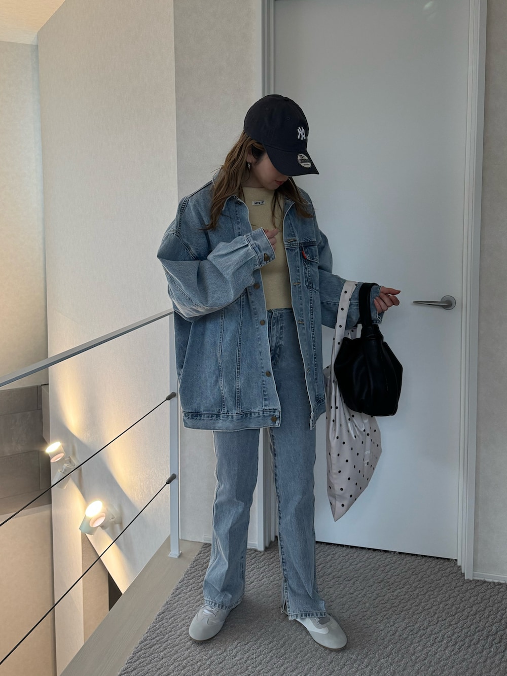 「春色、薄色デニム、デニムオンデニム、Ungrid、Discoat、EVOL(EVOL)、スニーカー、大人カジュアル、キャップ、春服コーデ、リブニット、カラーコーデ、PR、デニム、春コーデ」｜「EVOLの【軽量・柔らかい】レースアップスニーカー IY5717（スニーカー、グレー系）」を使った、MISATO さん（レディース・161cm）の春コーディネートの3枚目の写真