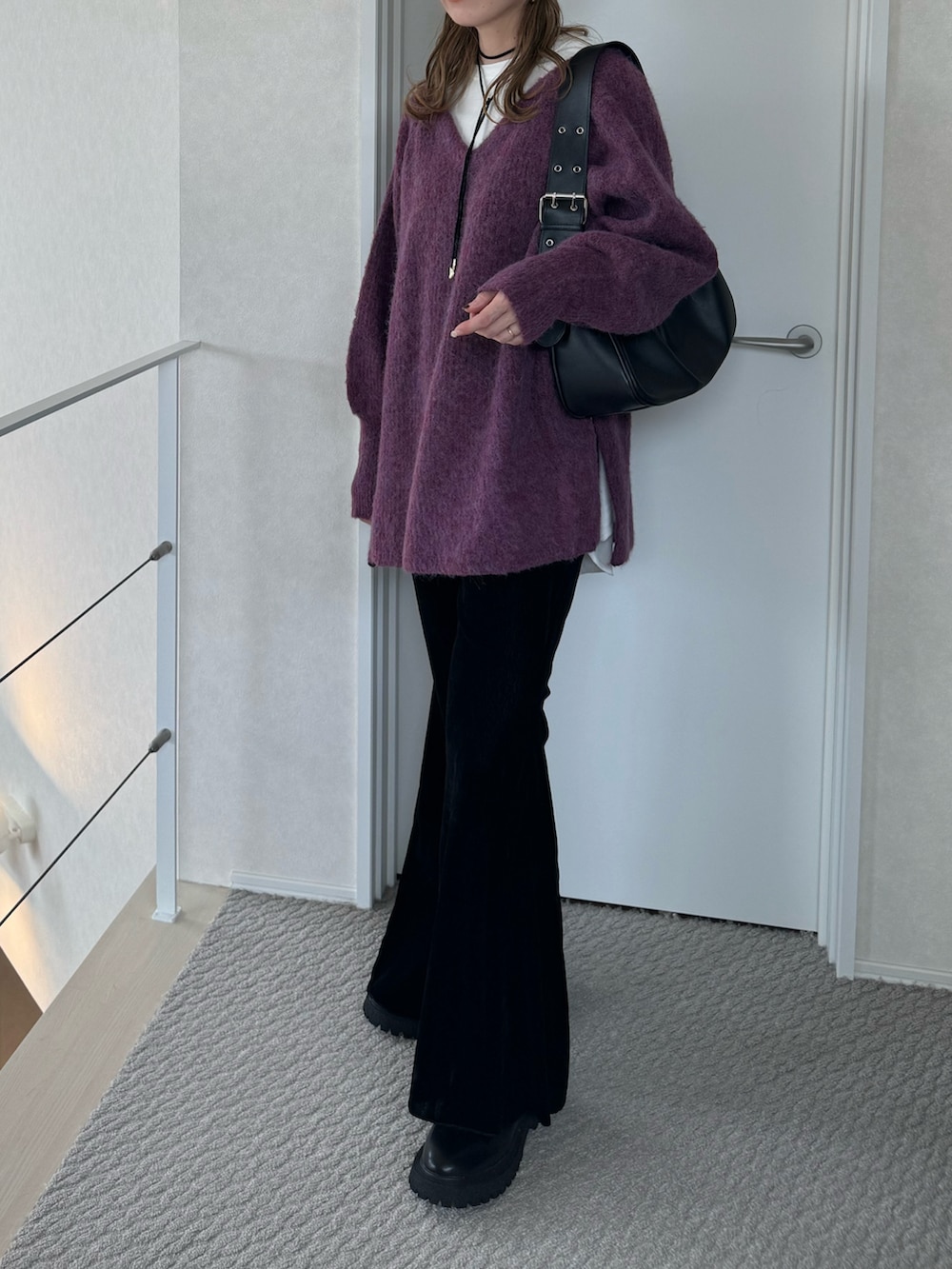 ブラック系のその他パンツ、ブラック系のハンドバッグ、ブラック系のブーツを着用したレディースの冬コーディネートの2枚目の写真