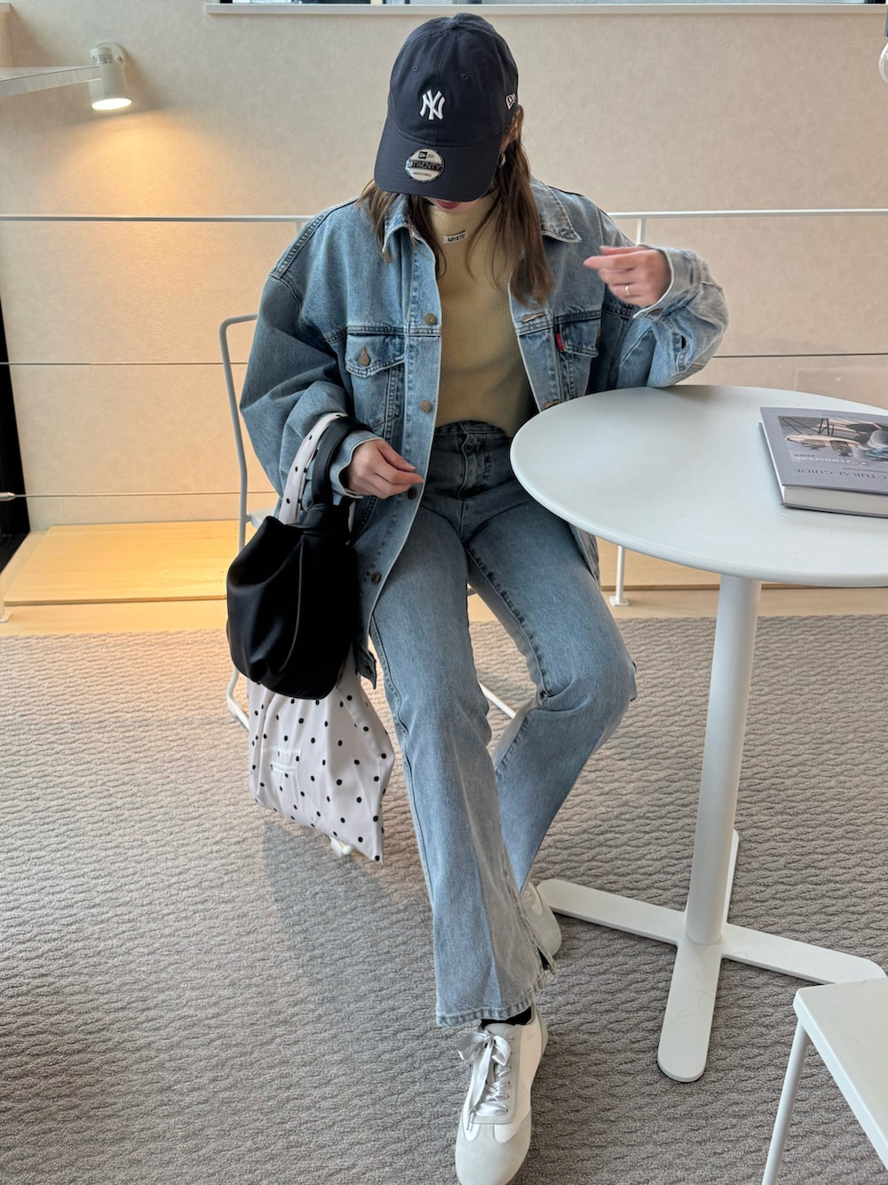 「春色、薄色デニム、デニムオンデニム、Ungrid、Discoat、EVOL(EVOL)、スニーカー、大人カジュアル、キャップ、春服コーデ、リブニット、カラーコーデ、PR、デニム、春コーデ」｜「EVOLの【軽量・柔らかい】レースアップスニーカー IY5717（スニーカー、グレー系）」を使った、MISATO さん（レディース・161cm）の春コーディネートの4枚目の写真