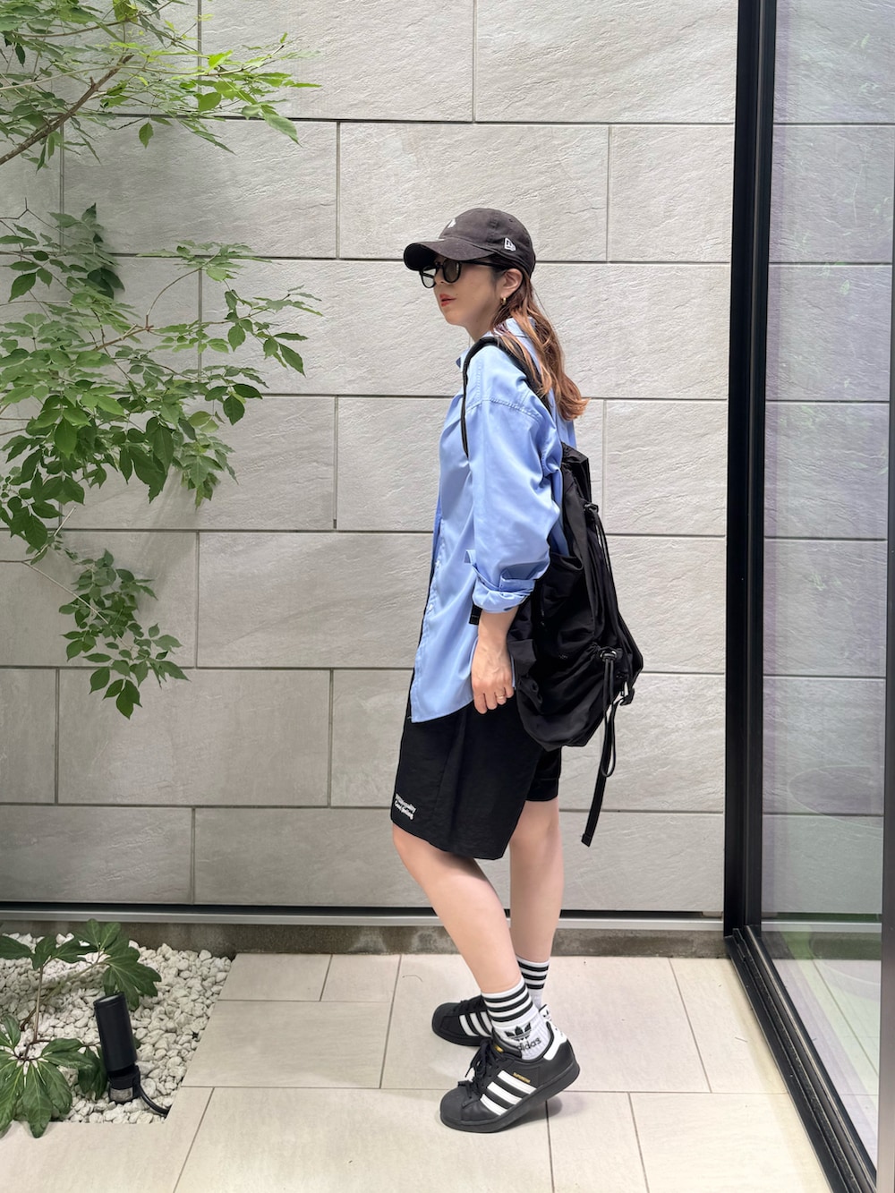 ブルー系のシャツ/ブラウス、ブラック系のスニーカー、ブラック系のその他パンツを着用したレディースの夏コーディネートの4枚目の写真