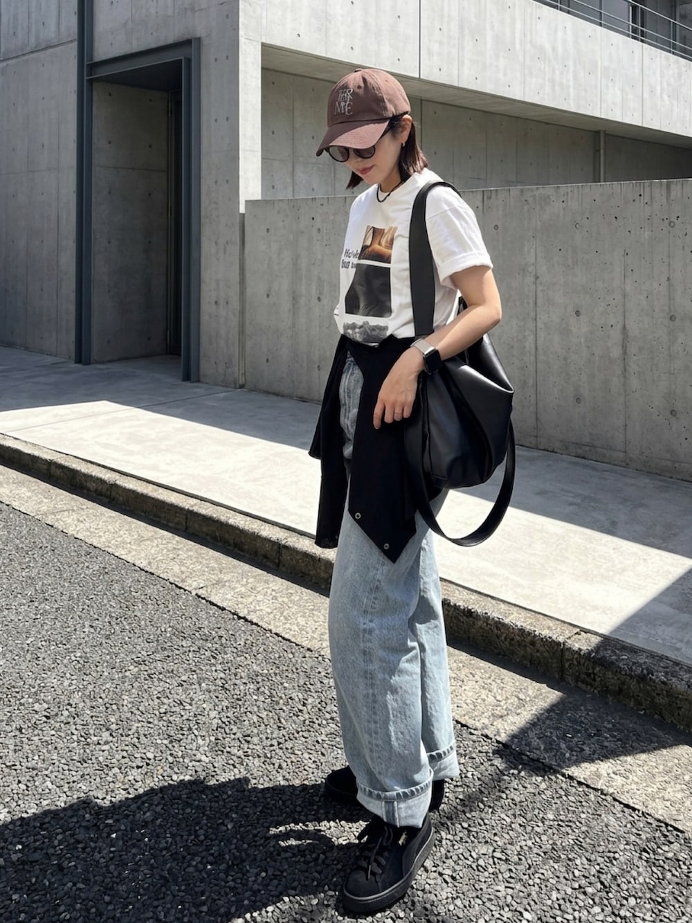 ブラック系のスニーカーを着用したレディースの夏コーディネートの3枚目の写真