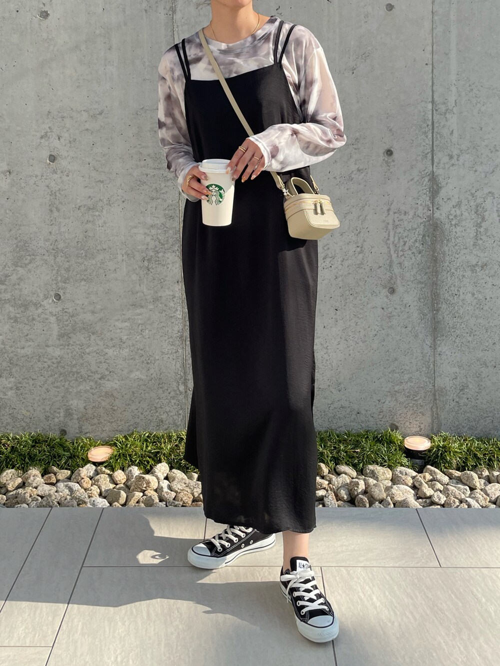 グレー系のその他トップス、ブラック系のワンピース、ブラック系のスニーカーを着用したレディースの夏コーディネートの2枚目の写真